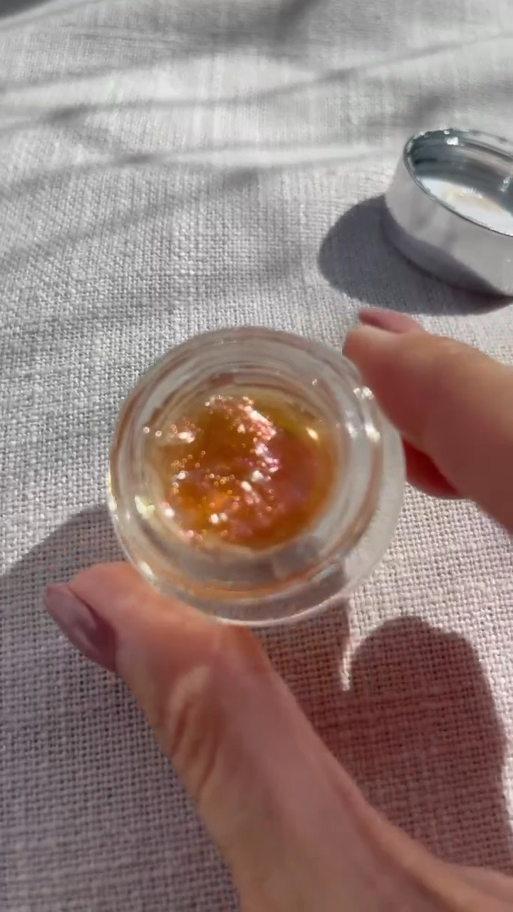 Essa foi umas das edições limitadas mais lindas que a @guerlain fez, o Gel Gloss Holiday. Um gloss com efeito multidimensional, que pode ser aplicado nos lábios, olhos e maçãs do rosto. Eu que não fui boba peguei logo dois, simmm ele não volta, infelizmente… mas não poderia deixar de registrar essa lindeza por aqui 💜 #guerlain #makeup #beauty #makeuptips #viral #maquiagem #guerlainbrasil

#LTKbeauty