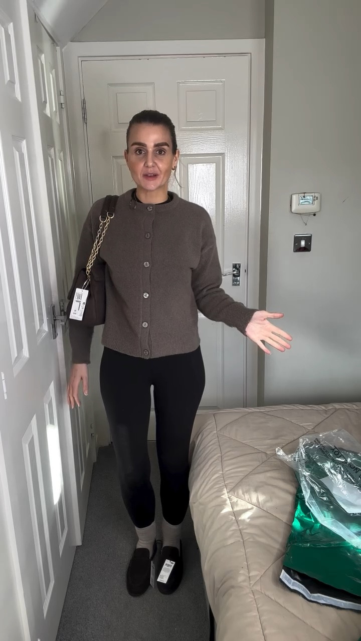 Open my @marksandspencer haul with me 🤎

Loafers , brown suede bag , M&S , mom style , spring fashion , everyday outfits , over 30s fashion 

#brownloafers #suedebag #mumstyle

#LTKspring #LTKFashionMonth #LTKuk