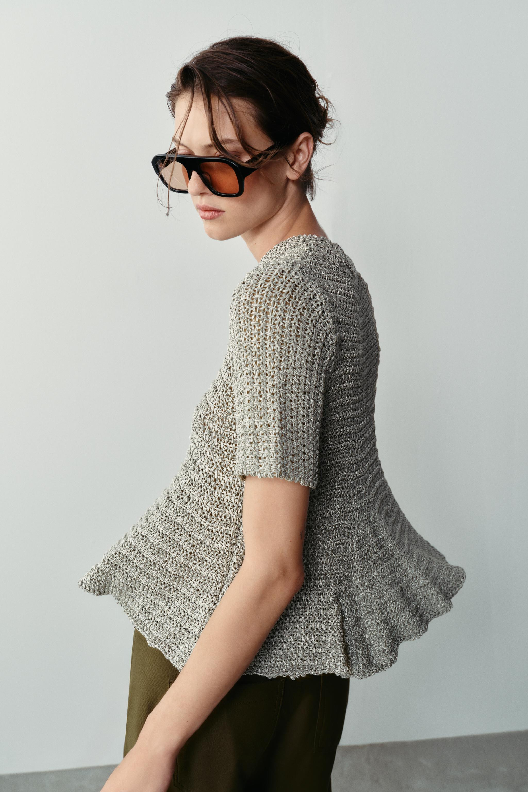 Open-knit top with a round neck and short sleeves. Flared hem. | Zara US