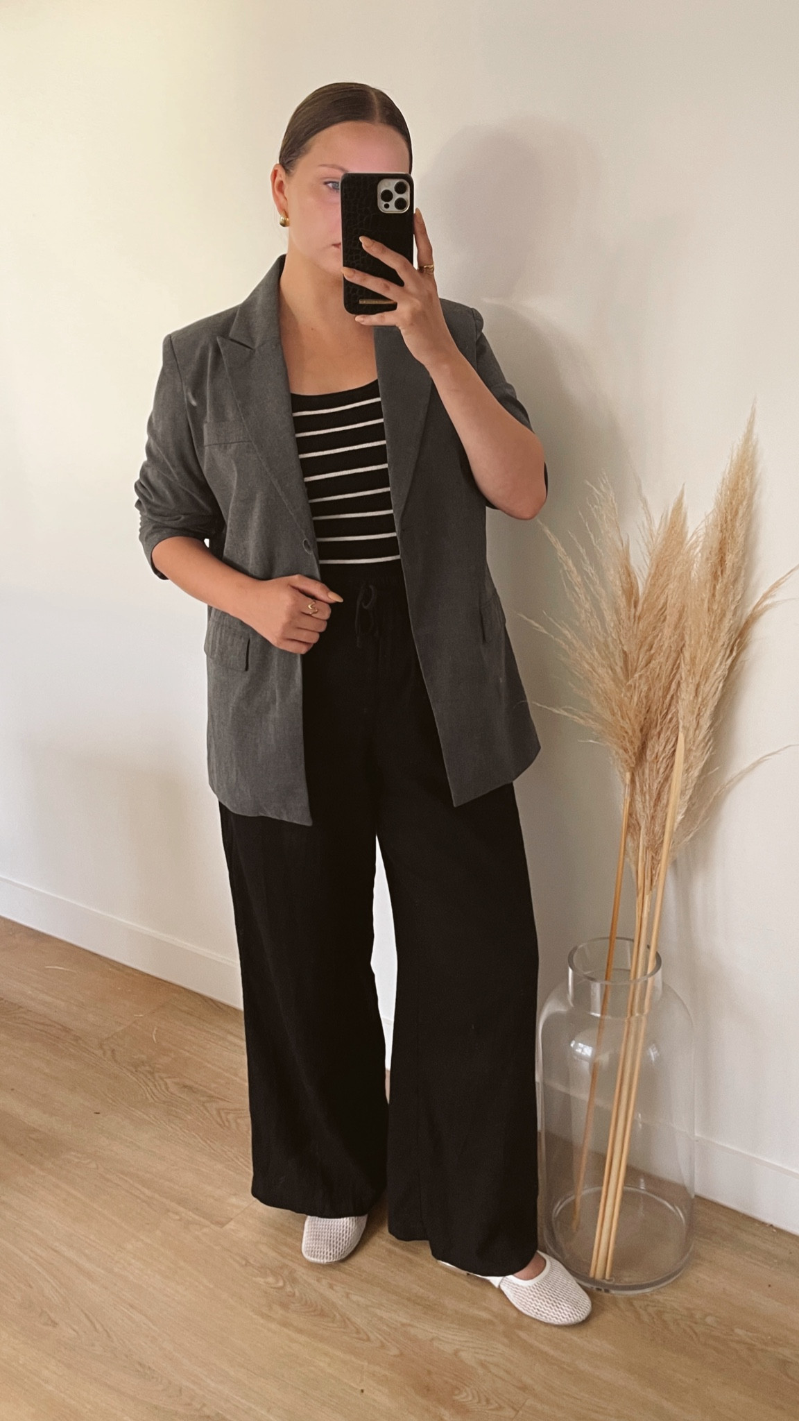 Styling a grey blazer casually for the office 🖤

#LTKstyletip #LTKworkwear #LTKaustralia