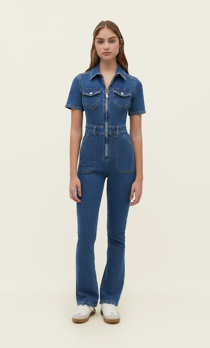 Fitted denim jumpsuit with short sleeves. Side and front patch pockets. Metal zip fastening at th... | Stradivarius (UK)