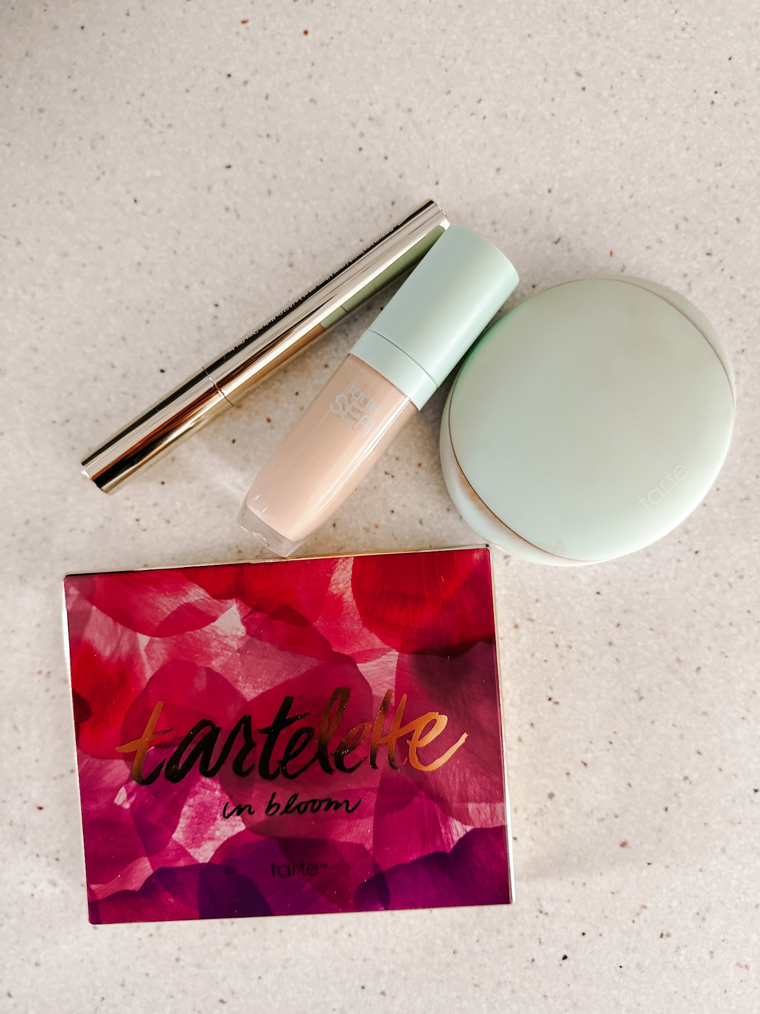 Tarte Sale ✨ 

Eye shadow- tartelette 
Lipstick- orchard 
Bronzer- Seychelles
Concealer- 20N light neutral 