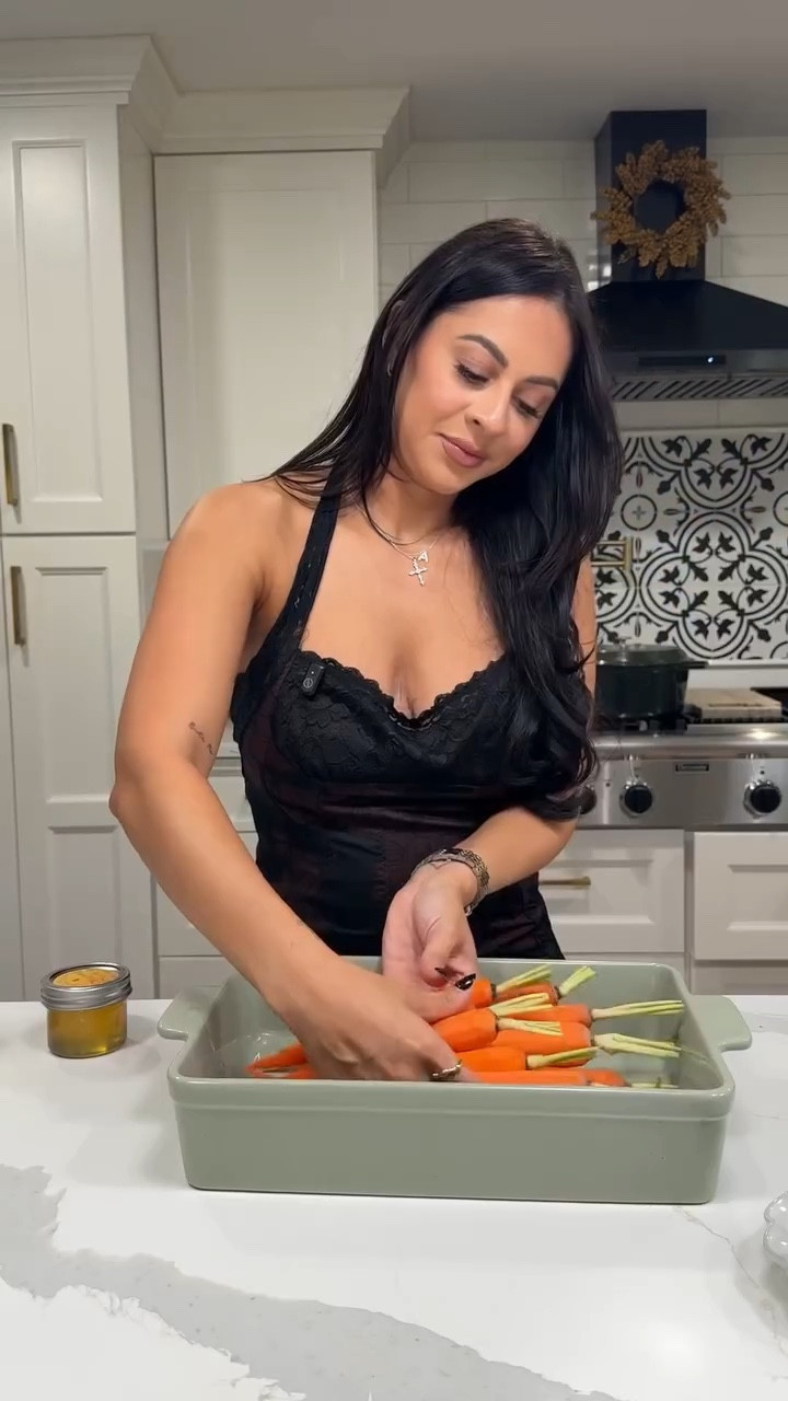 When I tell you these Brown Sugar a honey Glazed carrots are the most delicious and easy to make carrots you wouldn’t believe me. 

If you wanna try something new this holiday season but feel a little intimidated in the kitchen TRY THESE! Linking them in my stories for you guys. 

Thanksgiving recipes, holiday recipes, brown sugar honey glazed carrots, recipes for Thanksgiving, Friendsgiving recipes. Recipes for Friendsgiving