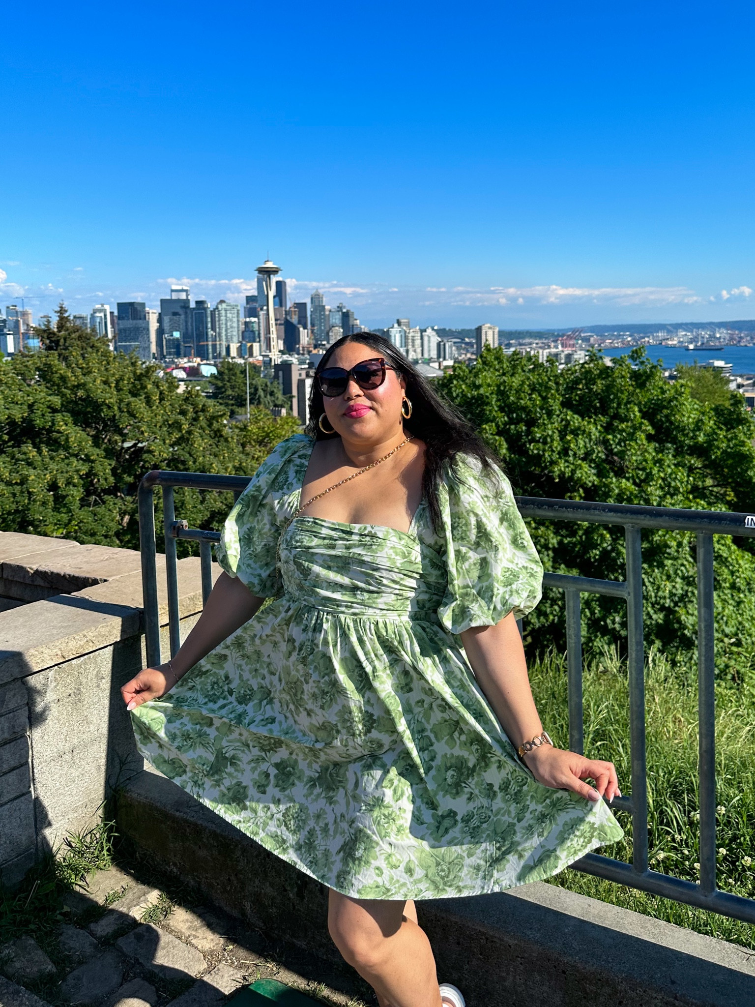 Another ruched floral mini dress for exploring a new city! This one also has pockets and it so comfy and practical for all-day wearing. In my normal size Large-Tall. #abercrombie #minidress #floraldress #midsizestyle #summerstyle