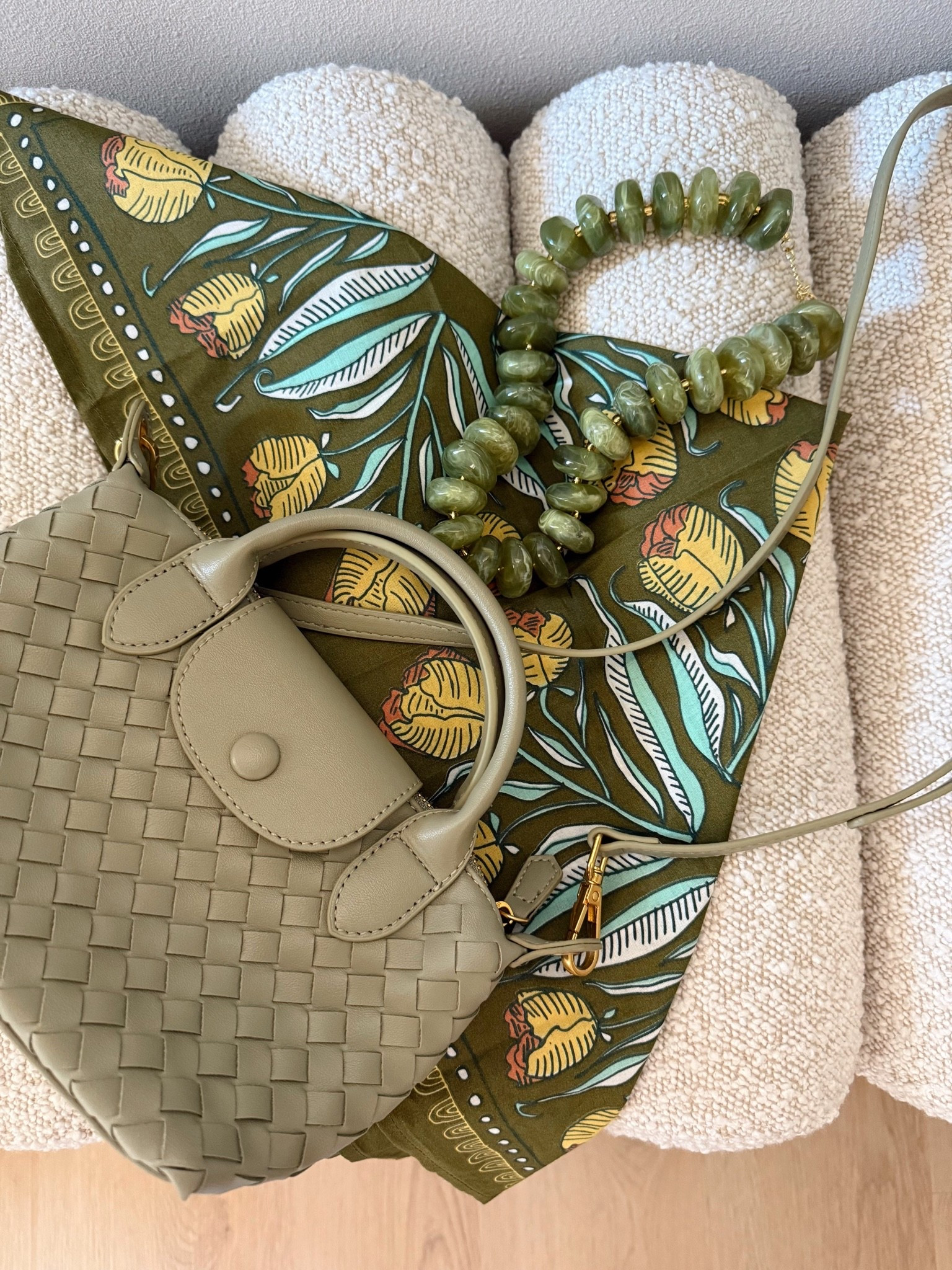 Color crush 🍃🍐🫒🪴clearly having a green moment! All of these accessories are from Amazon!

Amazon finds, summer style, green finds, green scarf, chunky beaded necklace, green bag