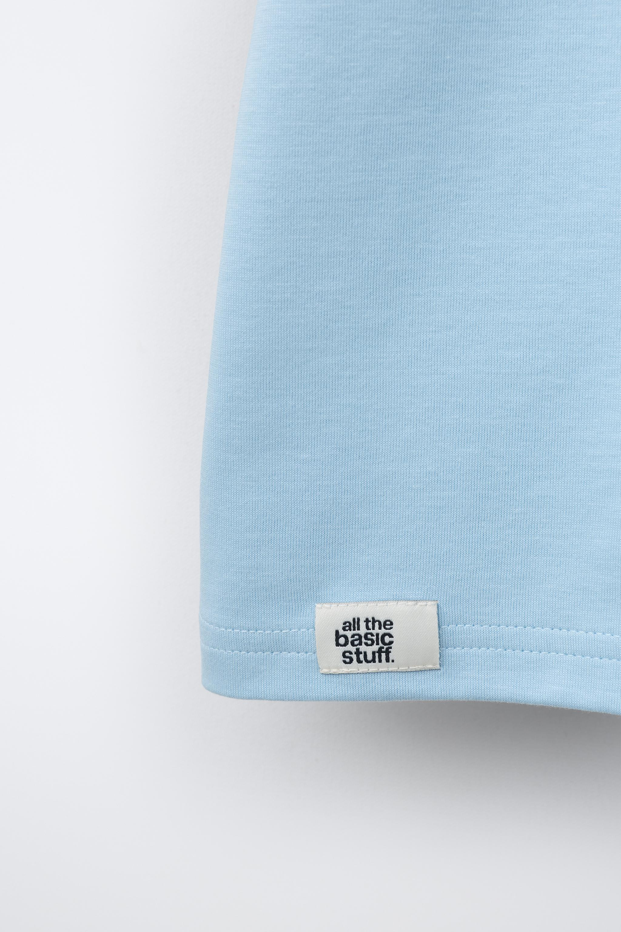 Round neck short sleeve T-shirt. Label appliqu\u00e9 on hem. | Zara US