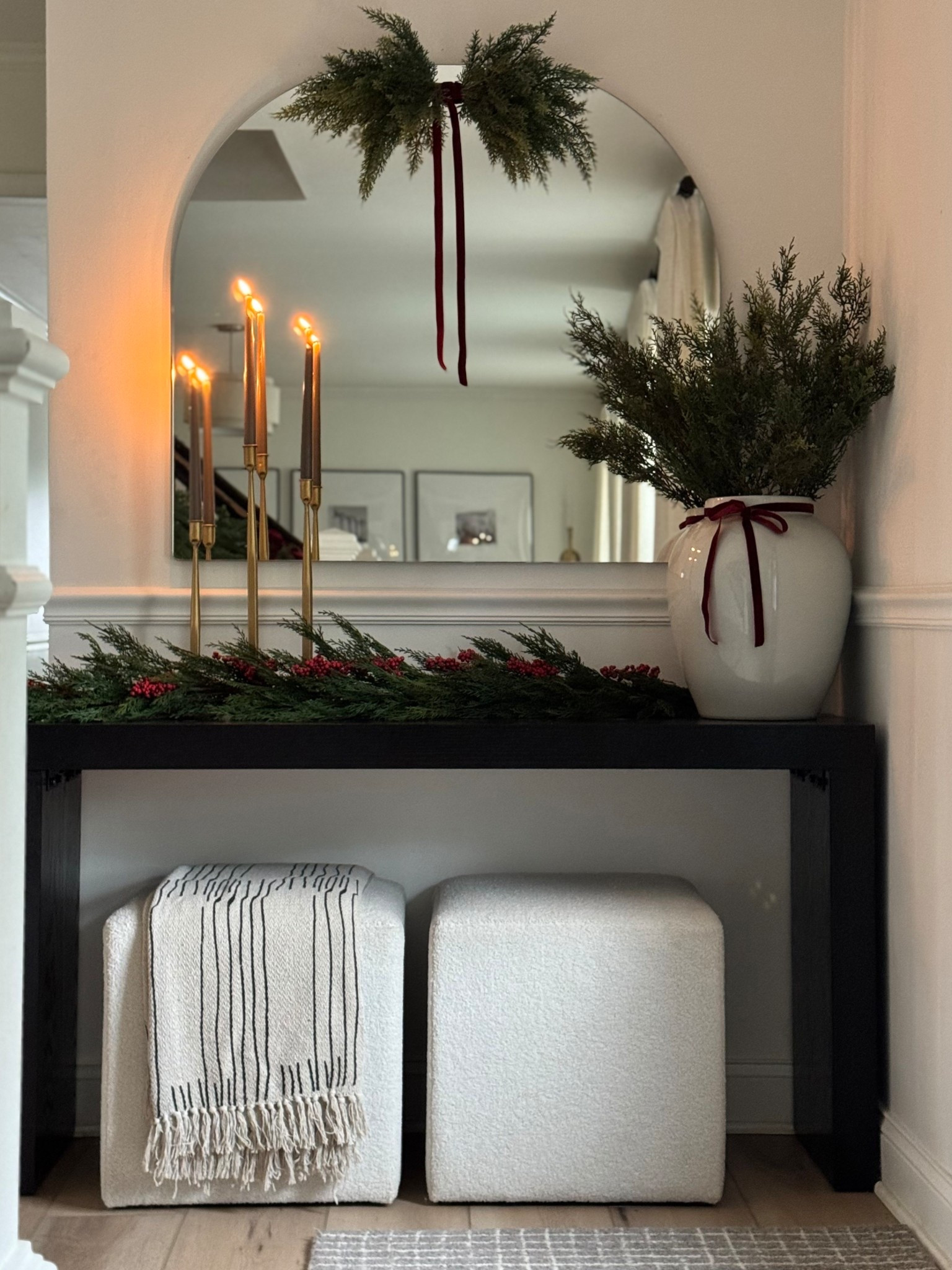 Small Christmas entryway idea 

#LTKHome #LTKHoliday