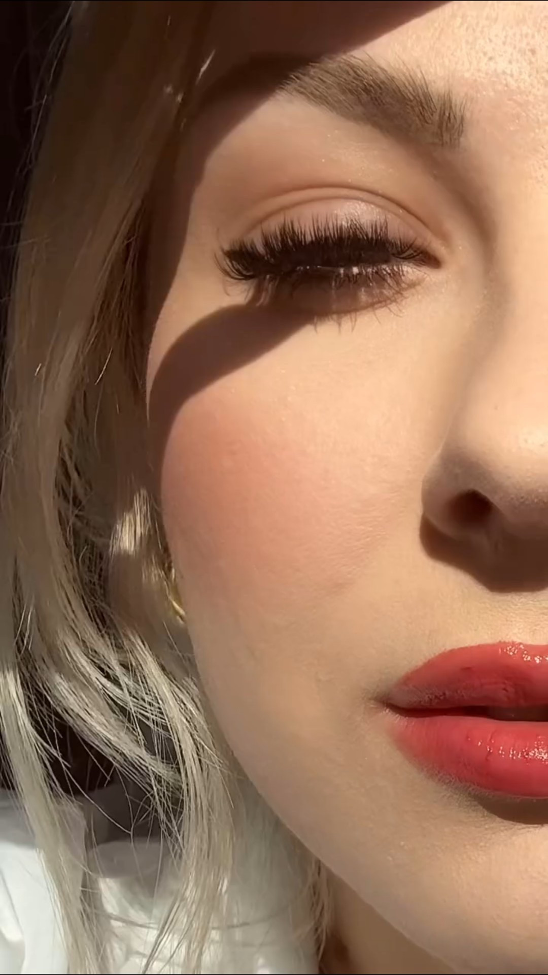 Makeup favorites 💋

#washingtondc #dcblogger #dclashextensions #dclashartist #softmoments reverse cat eye lash extensions, Washington DC last artist, lash extensions close up