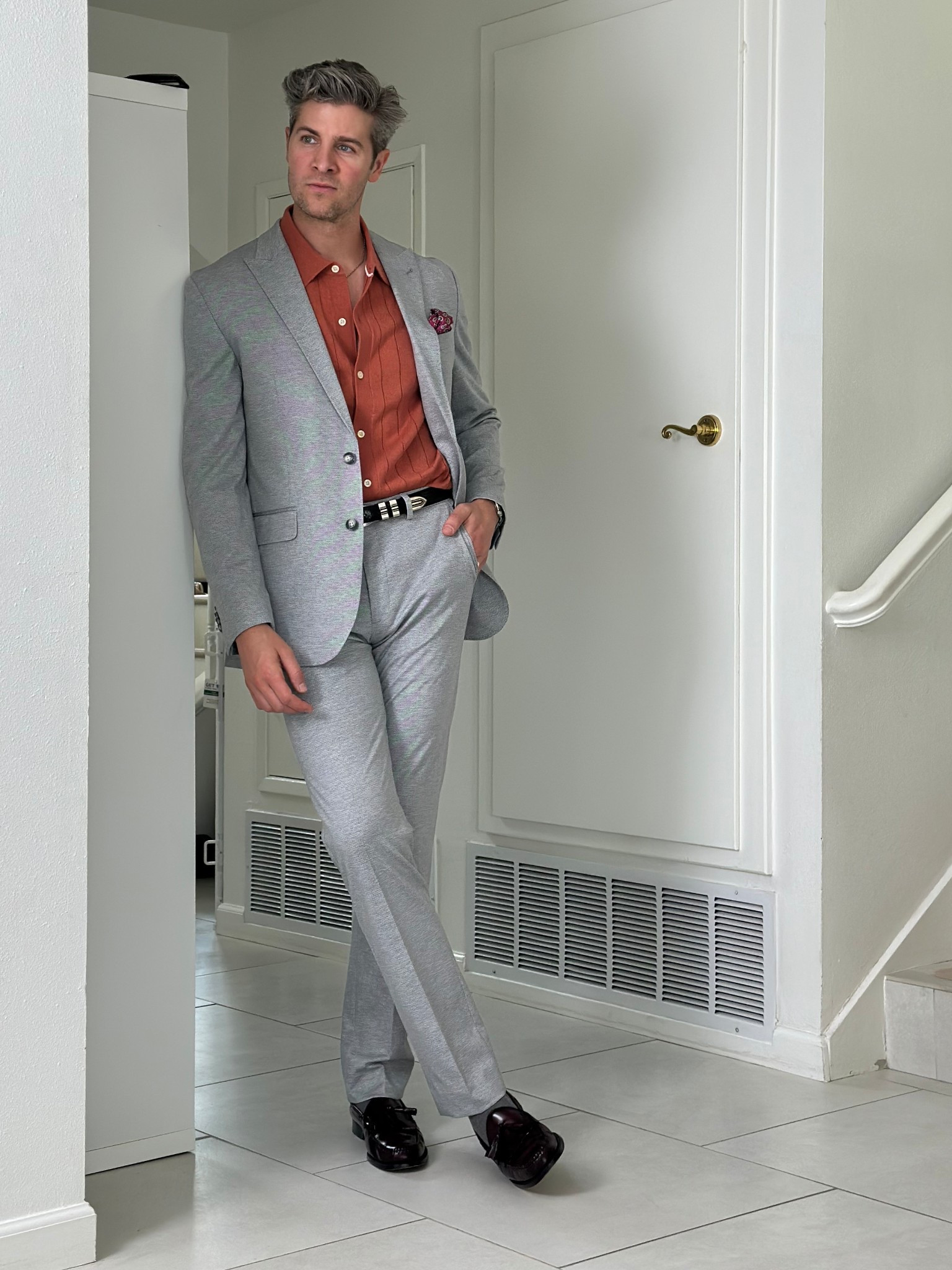 Easy spring suited outfit from @menswearhouse - love the pops of color #menswearhouse #ad #mensstyle #mensfashion 