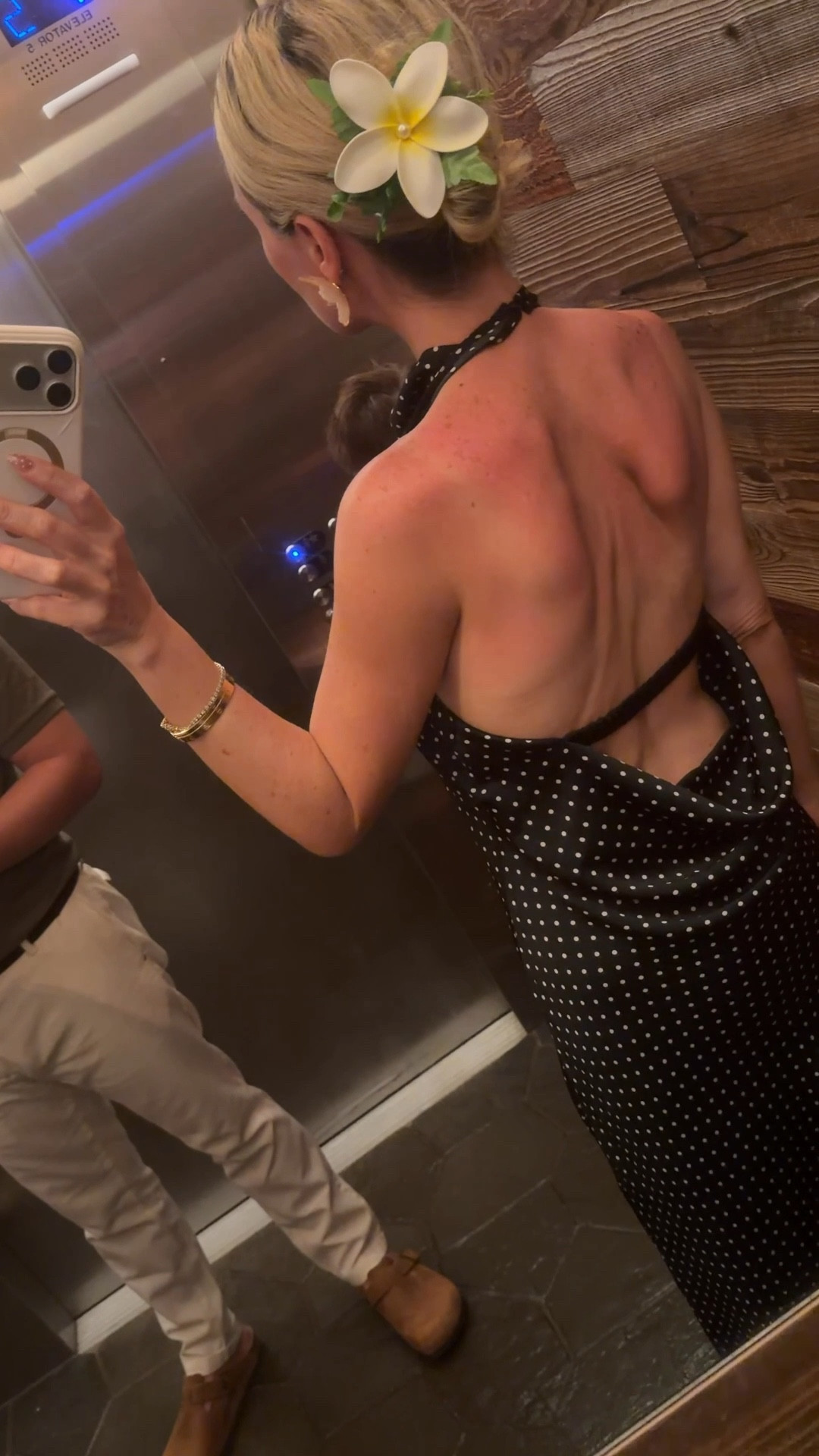 Elegancia que nunca pasa de moda ✨

Este vestido de dots de Anthropologie es la definición perfecta de sofisticación para una cena especial. Clásico, femenino y con ese toque chic que hace que cada detalle destaque.

Porque a veces, un vestido perfecto es todo lo que necesitas para brillar en la noche. 🖤

#Anthropologie #DinnerLook #PolkaDots #Elegancia #StyleInspo

#LTKTravel #LTKspring #LTKdayinmylife