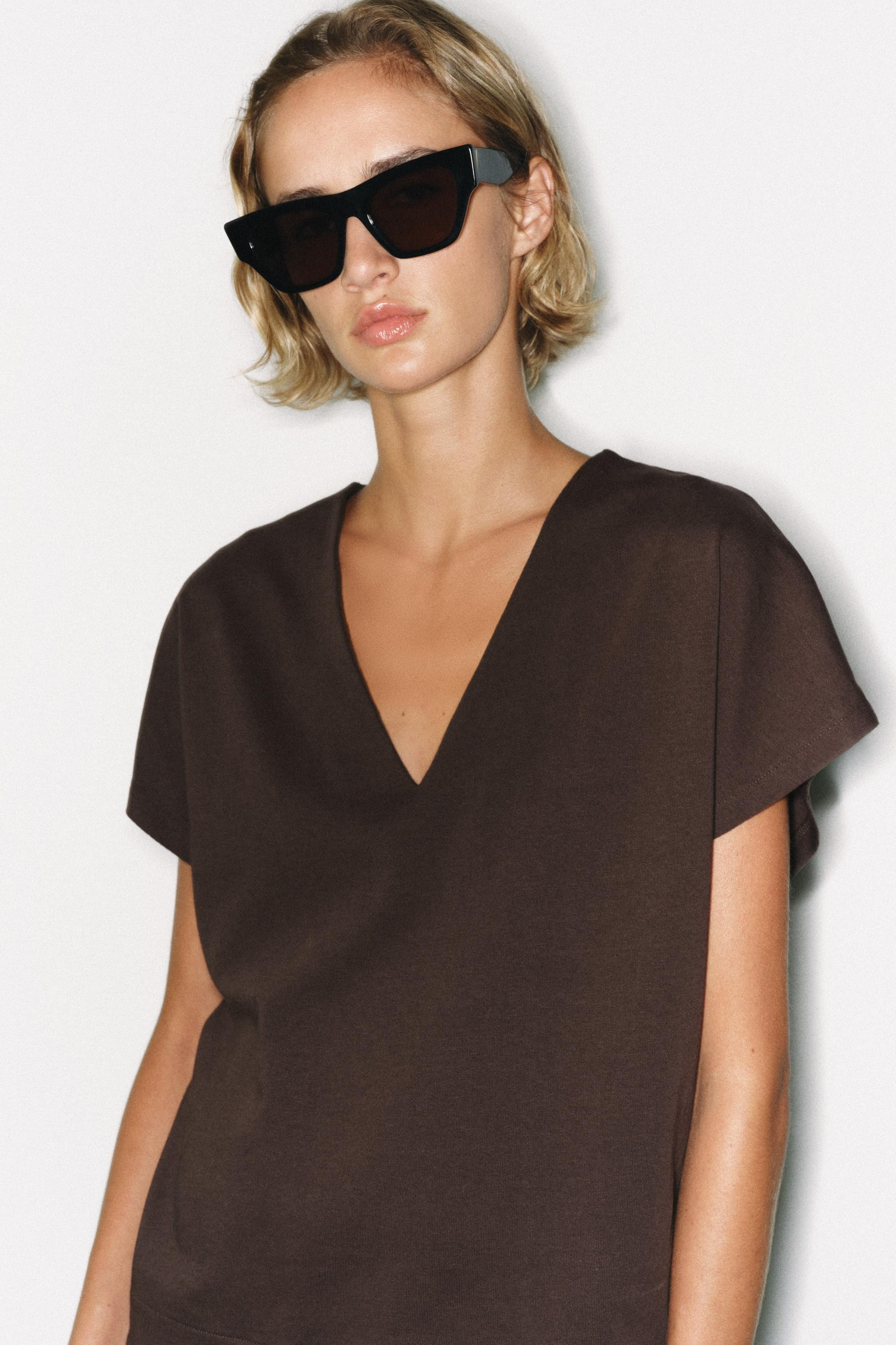 REGULAR FIT - V-NECK - REGULAR LENGTH - SHORT SLEEVET-shirt crafted from cotton yarn. Featuring a... | Zara UK