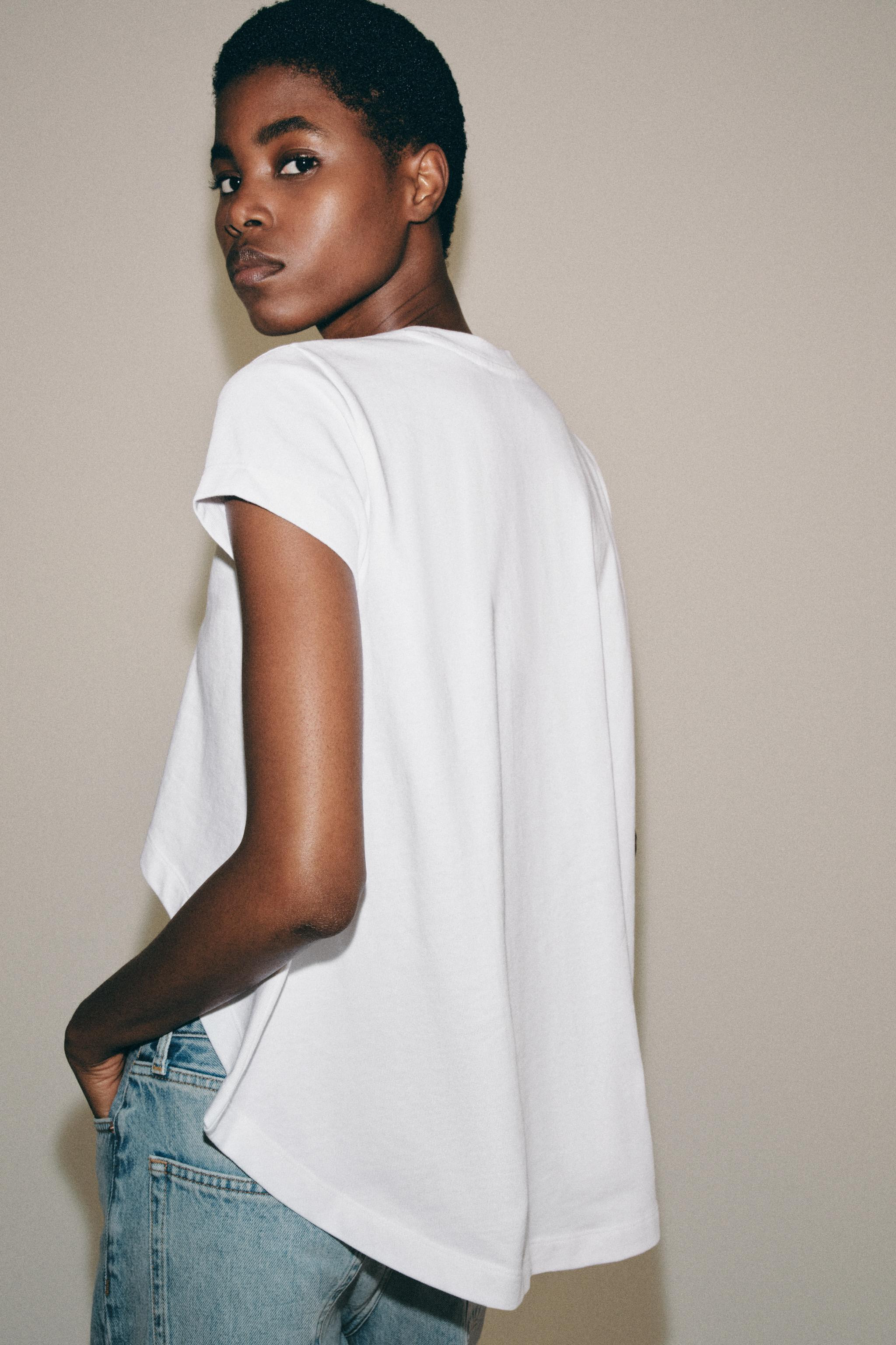 REGULAR FIT - ROUND NECK - SHORT - SHORT SLEEVEST-shirt featuring a main fabric made of cotton ya... | Zara US