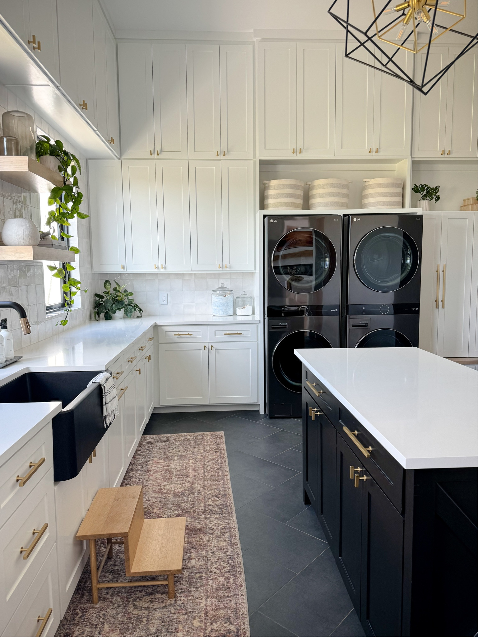 A clean and fresh laundry room!



#LTKsalealert #LTKhome