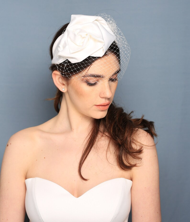 Cremeweißer Hochzeit Haarreif mit Blume und Schleier im Gesicht, Satin Braut Haarreif mit große... | Etsy (US)