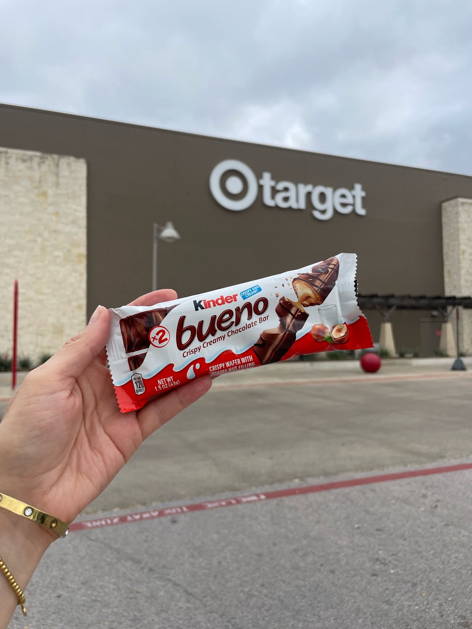 Guess what? #ad @kinderbuenous 2-packs are available @Target  This delicious treat combines smooth milk chocolate, crispy wafer, and pockets of hazelnut cream in every bite. The combination of chocolate with crispy wafers is SO GOOD. Look for Kinder Bueno at Target, shop now through link in stories, or go to the link in bio. #target #kinderbuenotarget #targetfinds #foodie

#LTKfoodie