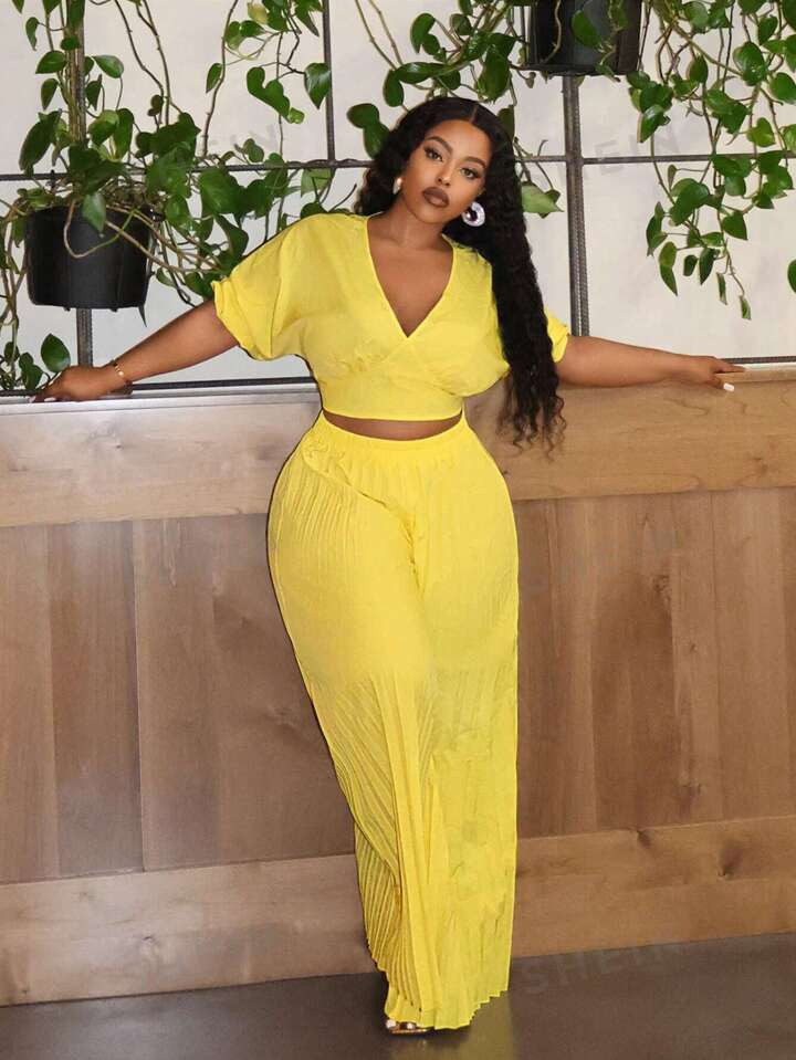 SHEIN Slayr Plus Size Holiday & Elegant Casual Solid Color V-Neck Top And Pleated Bottom 2 Pcs Se... | SHEIN