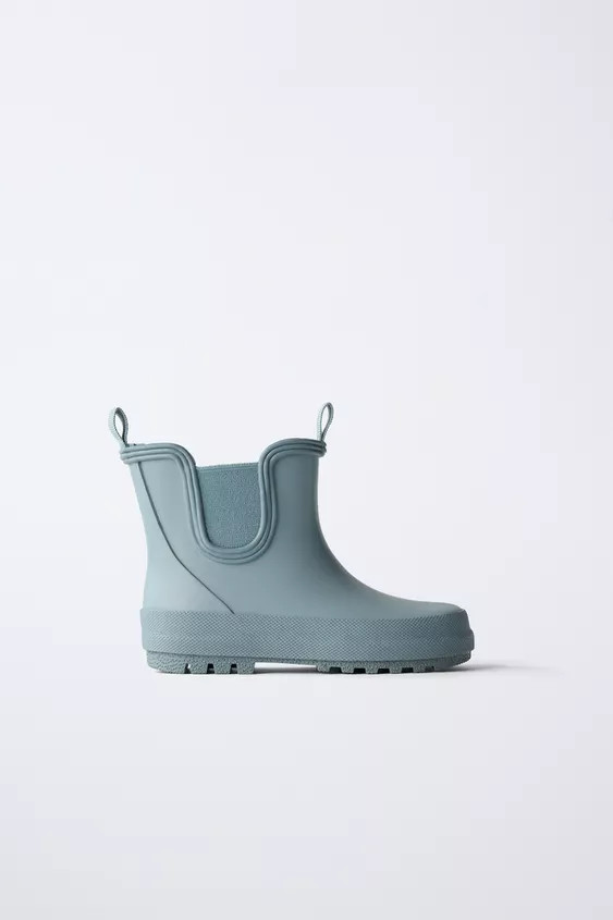 Solid color rain boots. Features elasticated sides and front and back pull tabs for a better fit.... | Zara US
