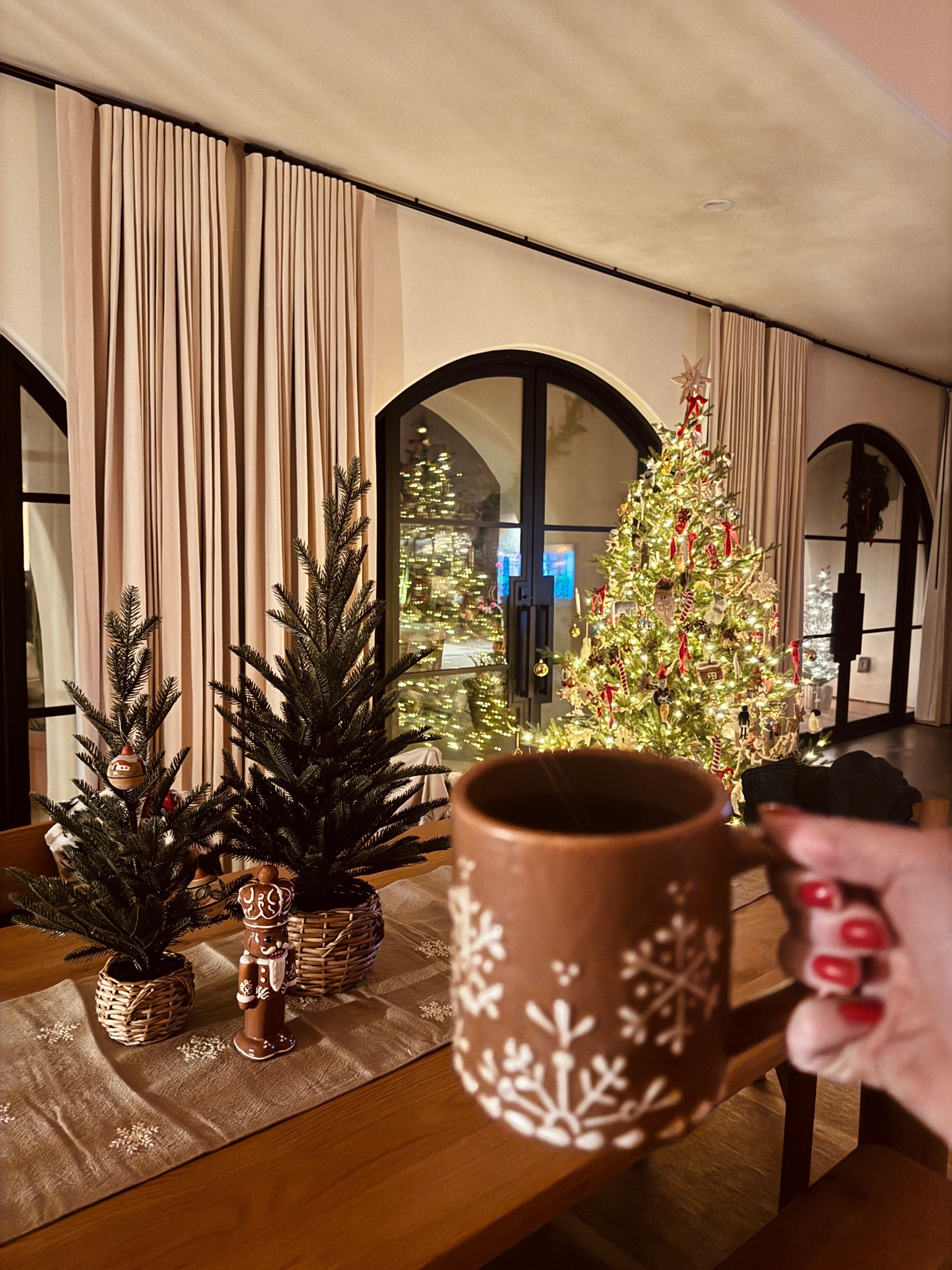 All the cute gingerbread Christmas decor 🙌 this gingerbread nutcracker is only $26

#LTKHoliday #LTKFindsUnder100 #LTKSeasonal