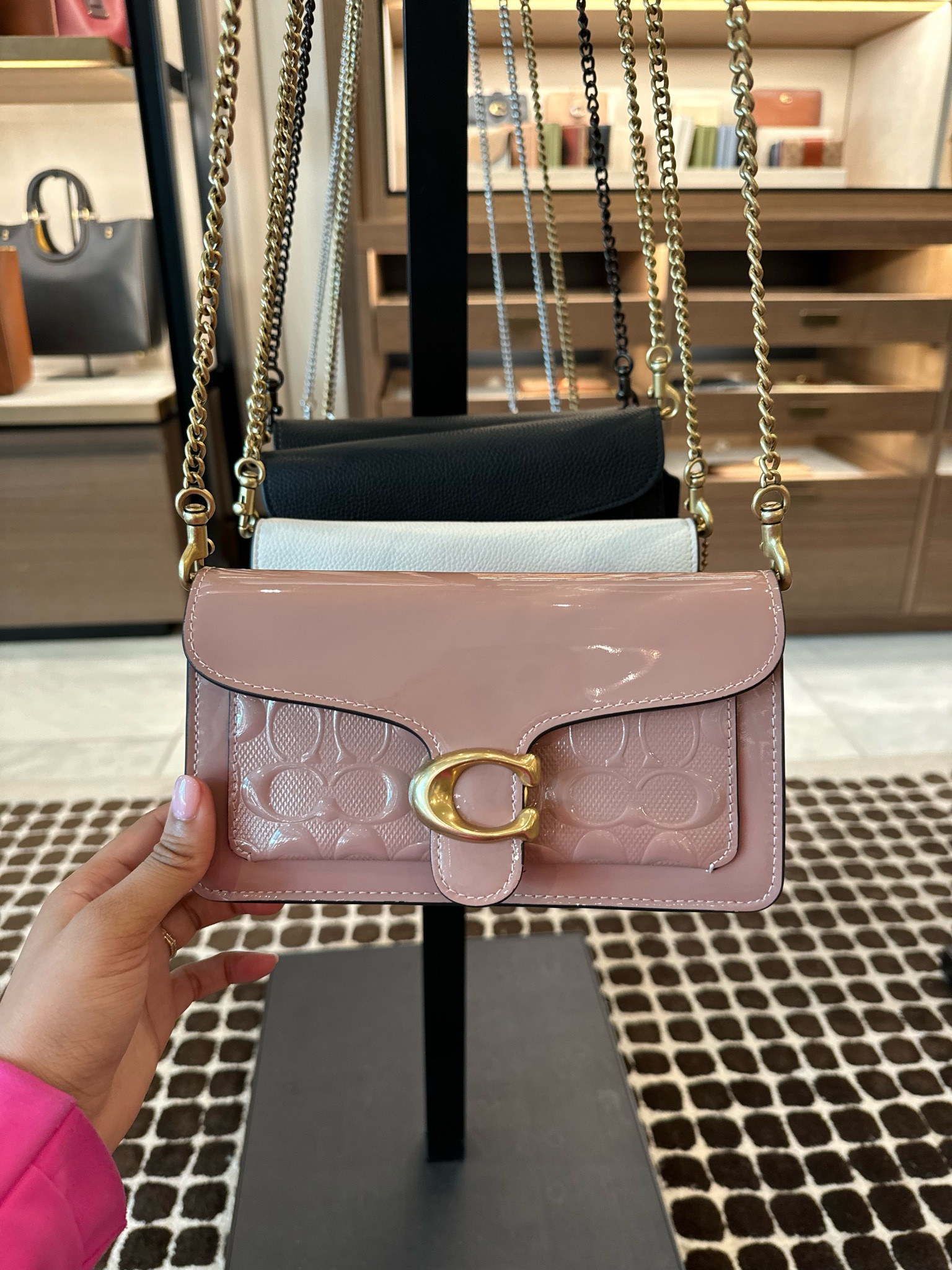 Love this color and the hardware! #purse #coachpurse #leatherpurse #springfashion #springcolors #springpurse