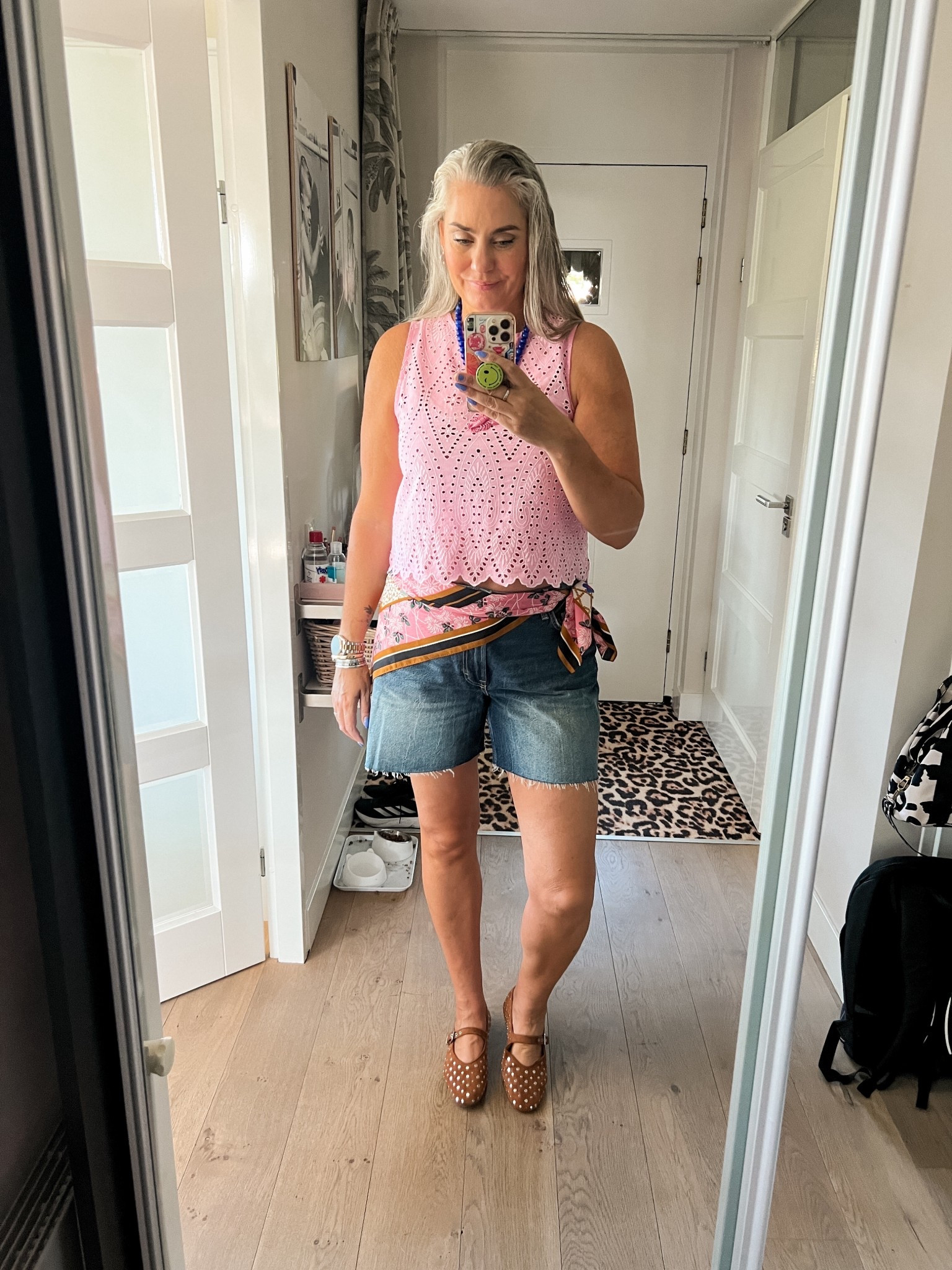 OOTD - Saturday. Pink broderie top (Only, L) paired with cut off denim shorts (H&M, 46), scarf tied around the waist (really old H&M), studded brown Mary Jane flats (H&M, tts), a blue necklace with a pink scorpio and minimalistic silver earrings. 

OOTD - Zaterdag. Roze broderie top (Only, L) gecombineerd met afgeknipte denim shorts (H&M, 46), sjaal rond de taille geknoopt (oude H&M), studded bruine Mary Jane flats (H&M, tts), een blauwe ketting met een roze schorpioen en minimalistische zilveren oorbellen.



#LTKeurope #LTKnederlands #LTKmidsize