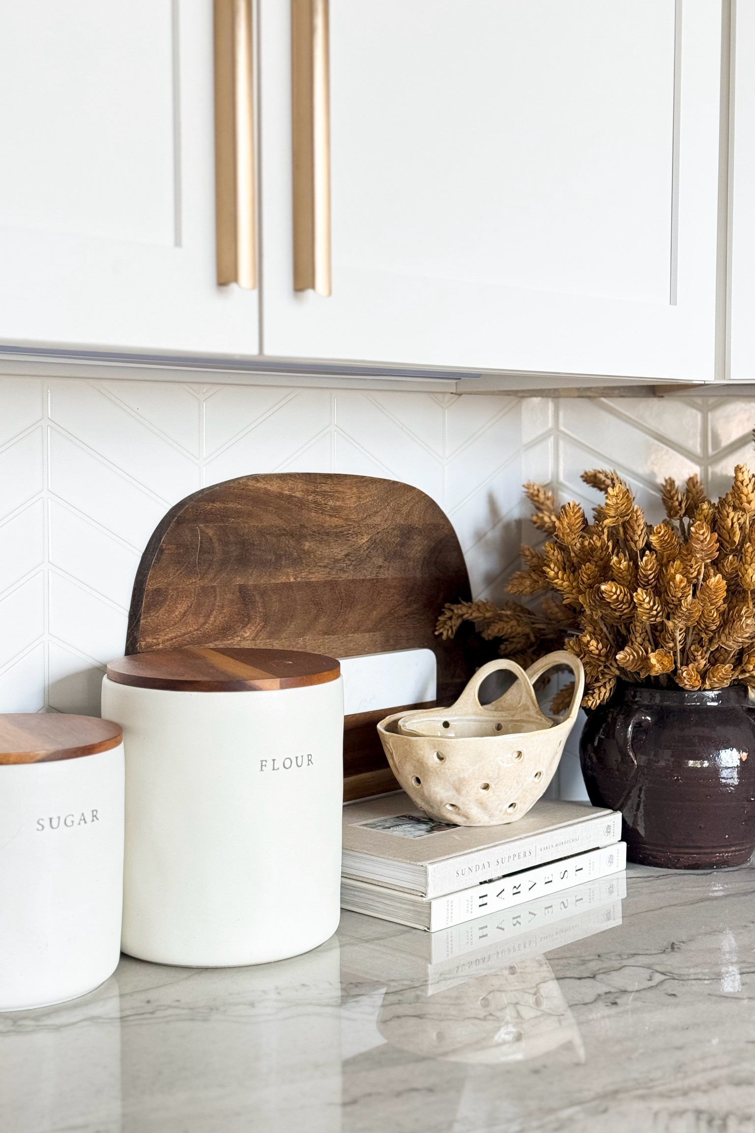 Focusing on adding cozy touches to my kitchen!

home decor  indoor decor  fall decor  seasonal decor  home favorites  display books  wooden cutting board  faux florals  ourpnwhome

#LTKHome #LTKSeasonal