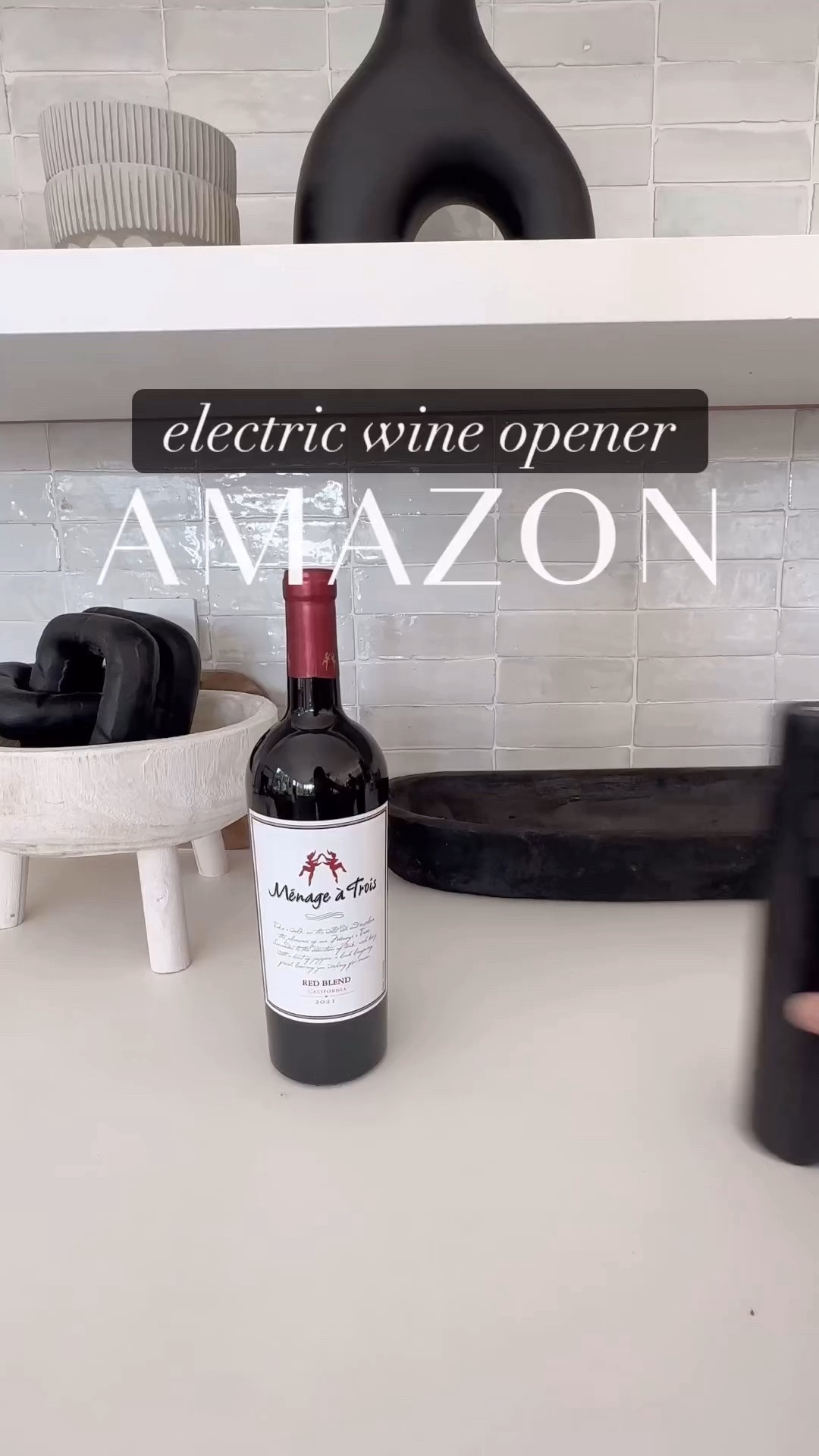 I’ve always been bad at opening wine bottles, so when I found this electric wine opener set, I was so excited 😆. I can’t believe how EASY it is to open wine when guests come over now! No more corks getting stuck in the bottle🤪 😂.