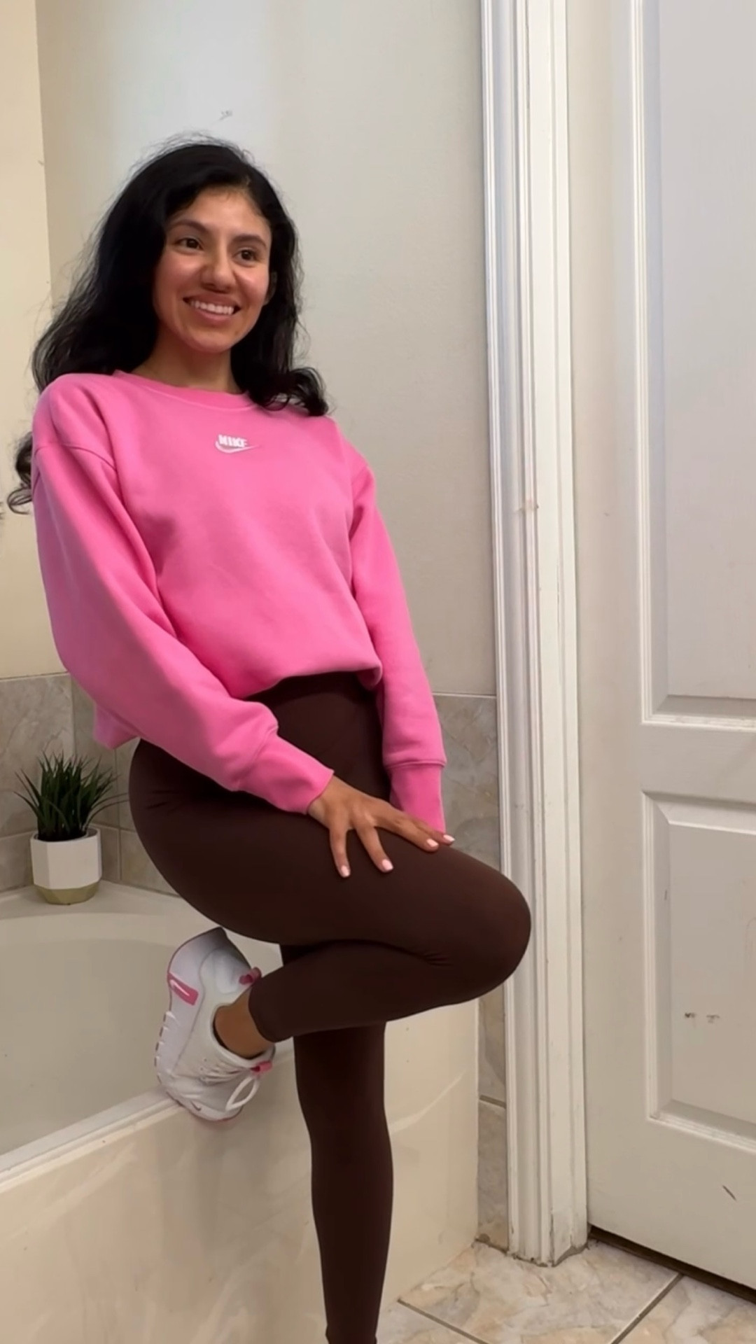 My little gym hack to stay consistent… 
Wear gym outfits that make you WANT to show up!🤭
Pink + brown is such a cute but strong color combo 💪🏽🩷🤎

#fitness #parargon #nike #nikewoman

#LTKfitnessgoals #LTKgrwm #LTKootd