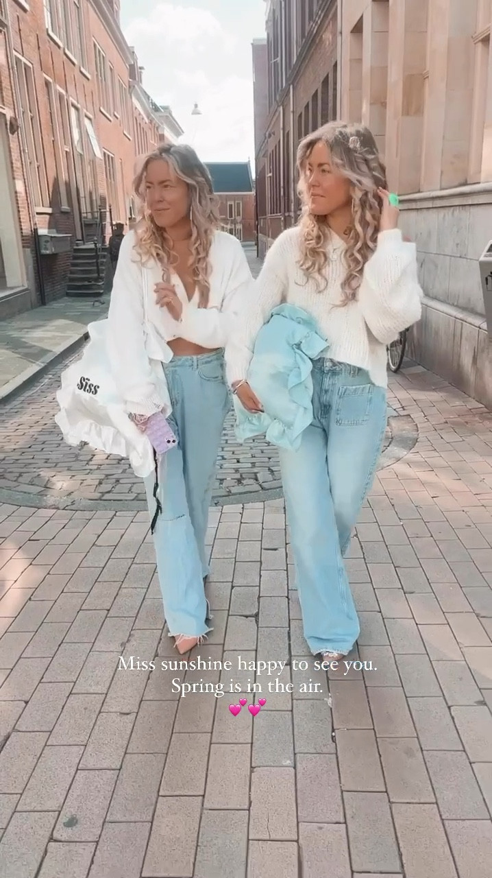 White tops and forever jeans girls 🤍🤍🫶🏻🫶🏻 hello miss sunshine 🫶🏼🫶🏼

#LTKStyleTip #LTKMostLoved #LTKSeasonal