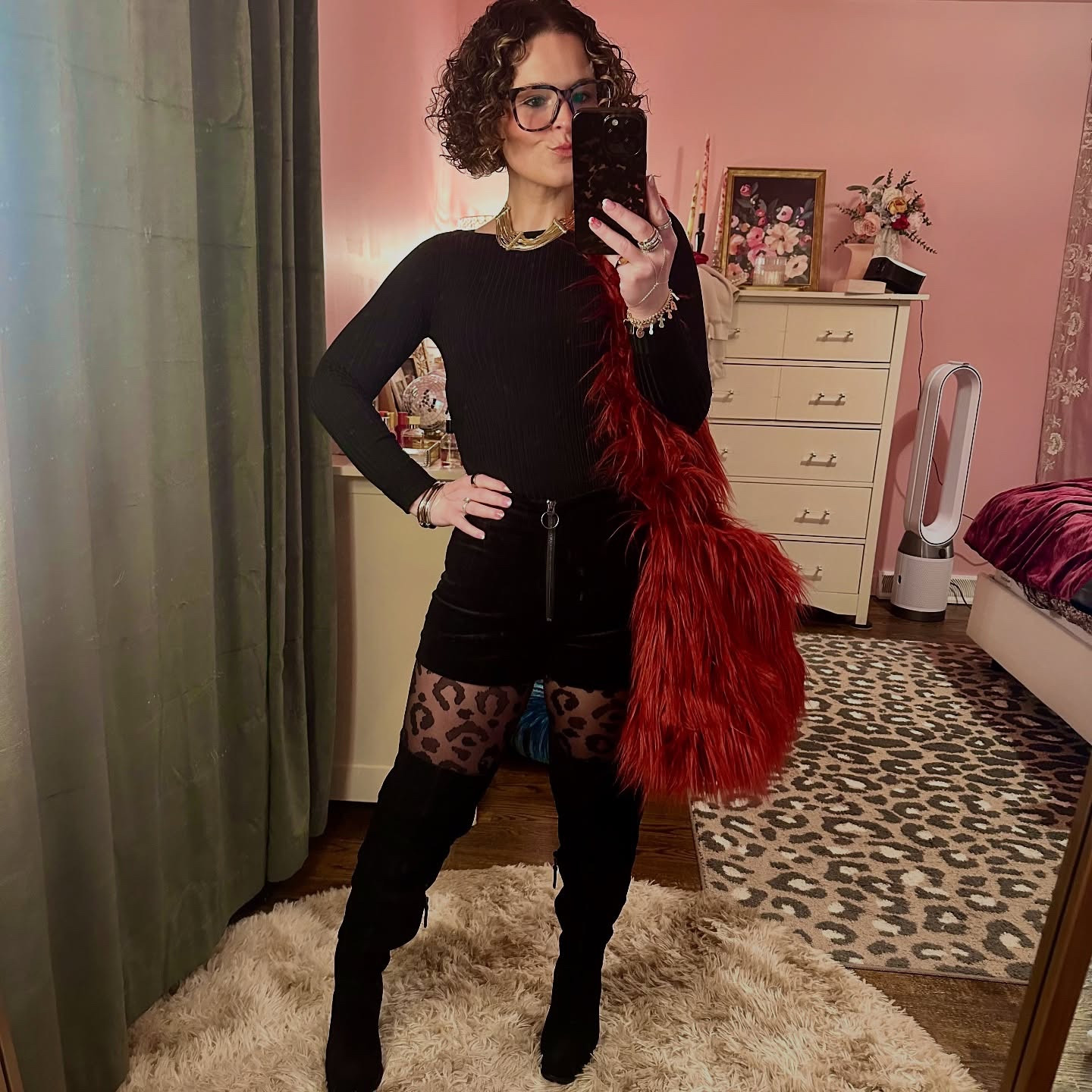 The outfit? Devoured. The confidence? Unmatched. 🔥✨ Leopard print and a power blazer—because playing small was never an option. 🪩🖤