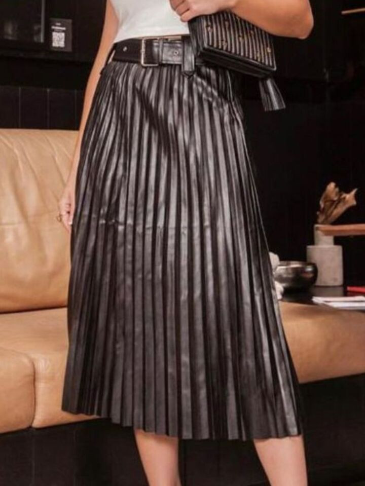 Saia Feminina Plissada Midi Couro Ecológico Cirré Menina Inverno Evangélica com cinto Preto | SHEIN