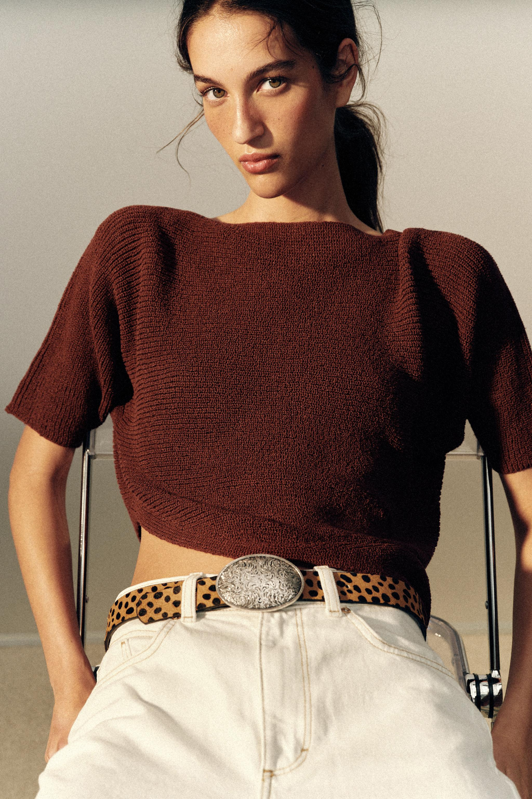 3 cm wide belt crafted in 100% leather. Features an intricate oval metal buckle. | Zara US