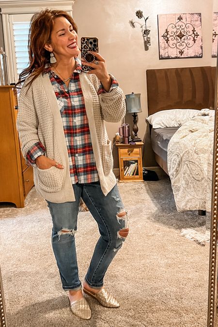 Some days it’s me or the bed… today I chose me 😝 who else is loving all the plaids this season?? 

Cardigan- Small
Flannel Medium: I sized up on flannel for oversize fit and since it is 100% cotton. 
Jeans - sz 4 27 inch 
#walmartfashion #affordablefashion #crazybusymama 

#LTKGiftGuide #LTKover40 #LTKHoliday