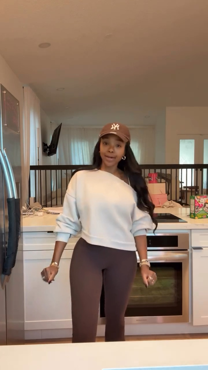 Running errands
Lounge look

#Outfitinspiration #fashionstyle #outfit #outfitideas #autumn #fallfashion #simpleoutfit #fall #momoutfit #casualoutfit #streetwear 