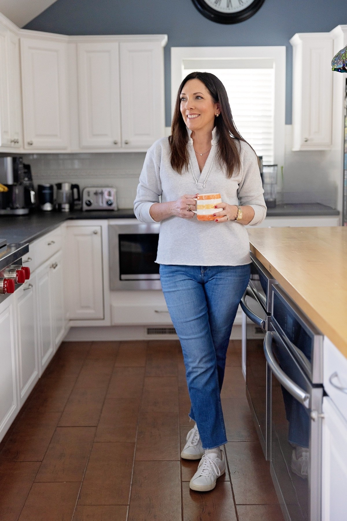 Always a fan of this polished Henley top from @frankandeileen but I absolutely love the new grey melange—it has that traditional sweatshirt feel, while details like the collar, henley neckline, and raw edges elevate the look. I linked up more of my Frank and Eileen favorites below!

#FrankandEileenPartner #WearLoveRepeat 