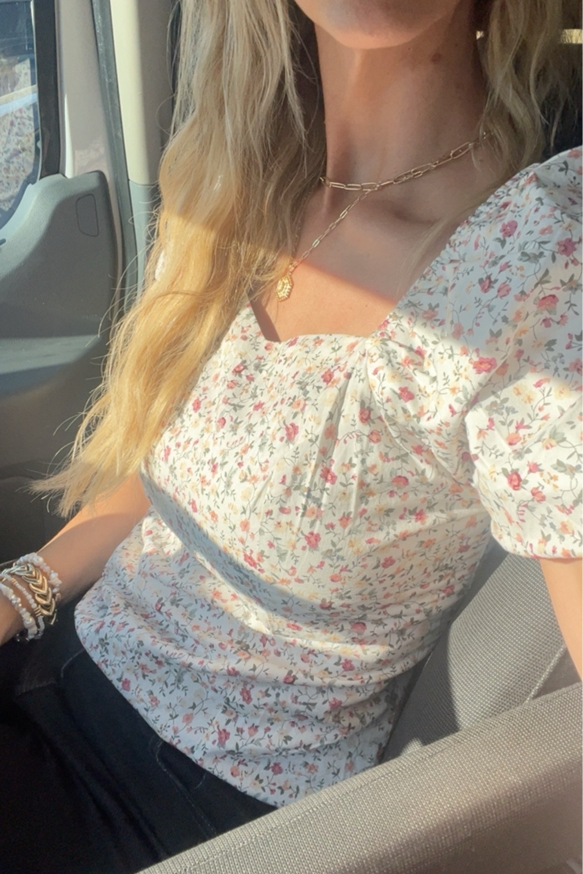 Linked my Amazon top. Comes in a variety of colors. I’d in between sizes, I’d size down. I’m wearing a Small but I think an XS would have fit a tad better. ;) 