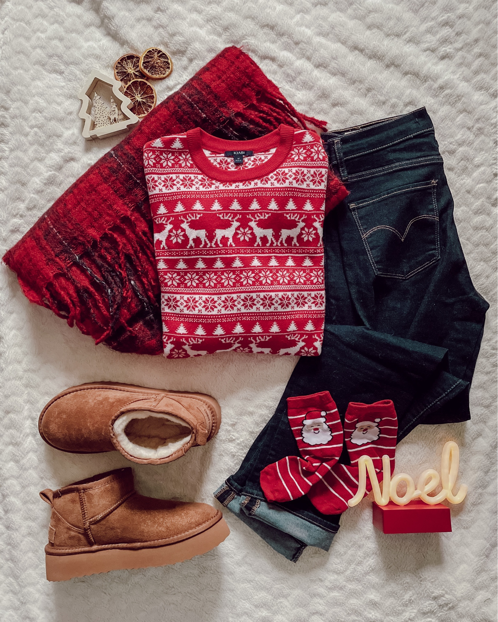 OOTD de Noël 
Tenue pull en laine jean levis brut UGG et grosse écharpe 

#LTKwinter #LTKWinterSale #LTKfrance