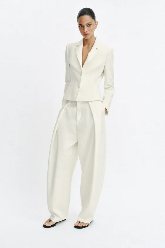 TAILLIERTER BLAZER MIT SCHULTERPOLSTERN | Zara DE