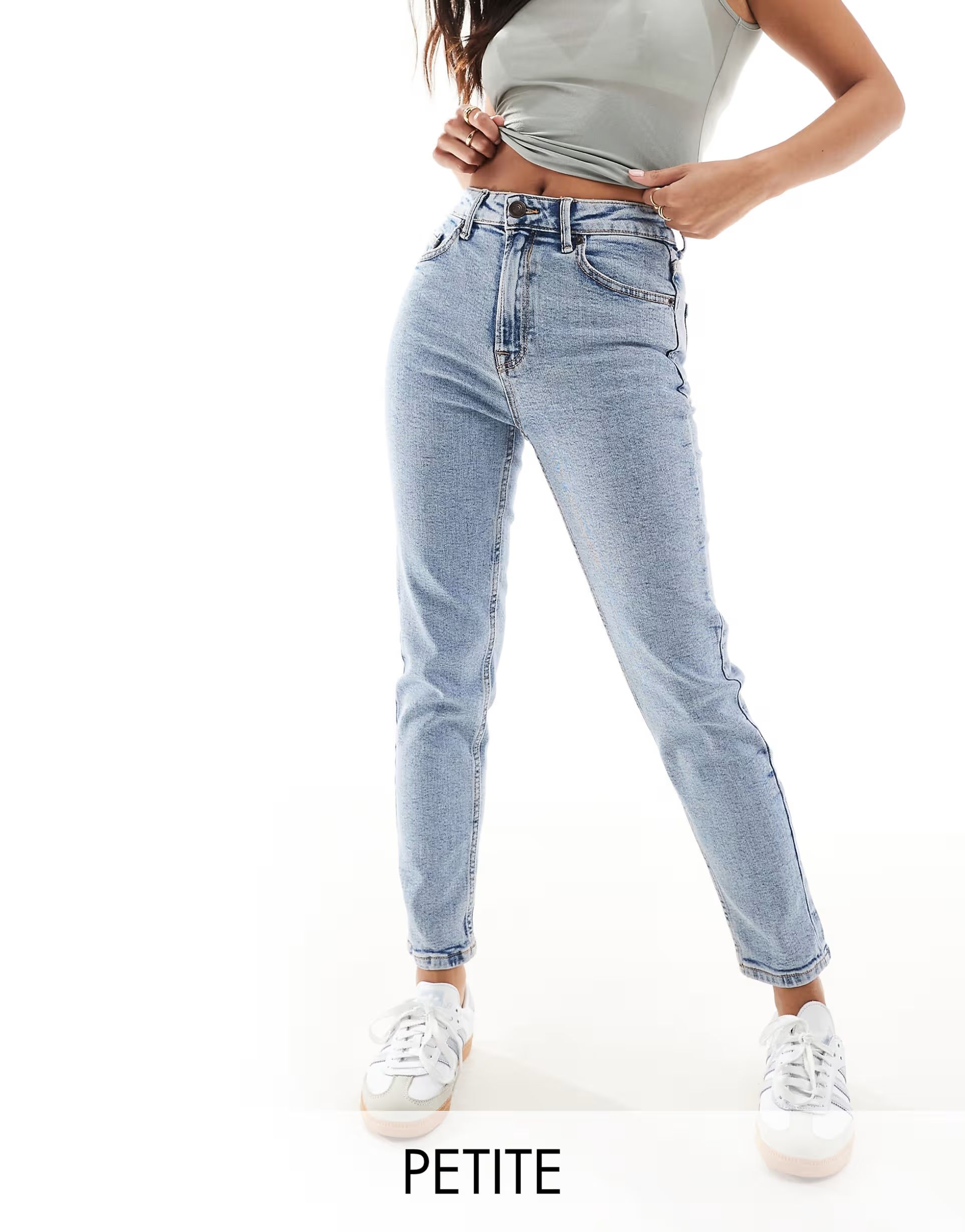 Stradivarius Petite – Schmale Mom-Jeans mit Stretchanteil in verwaschenem Blau | ASOS (Global)