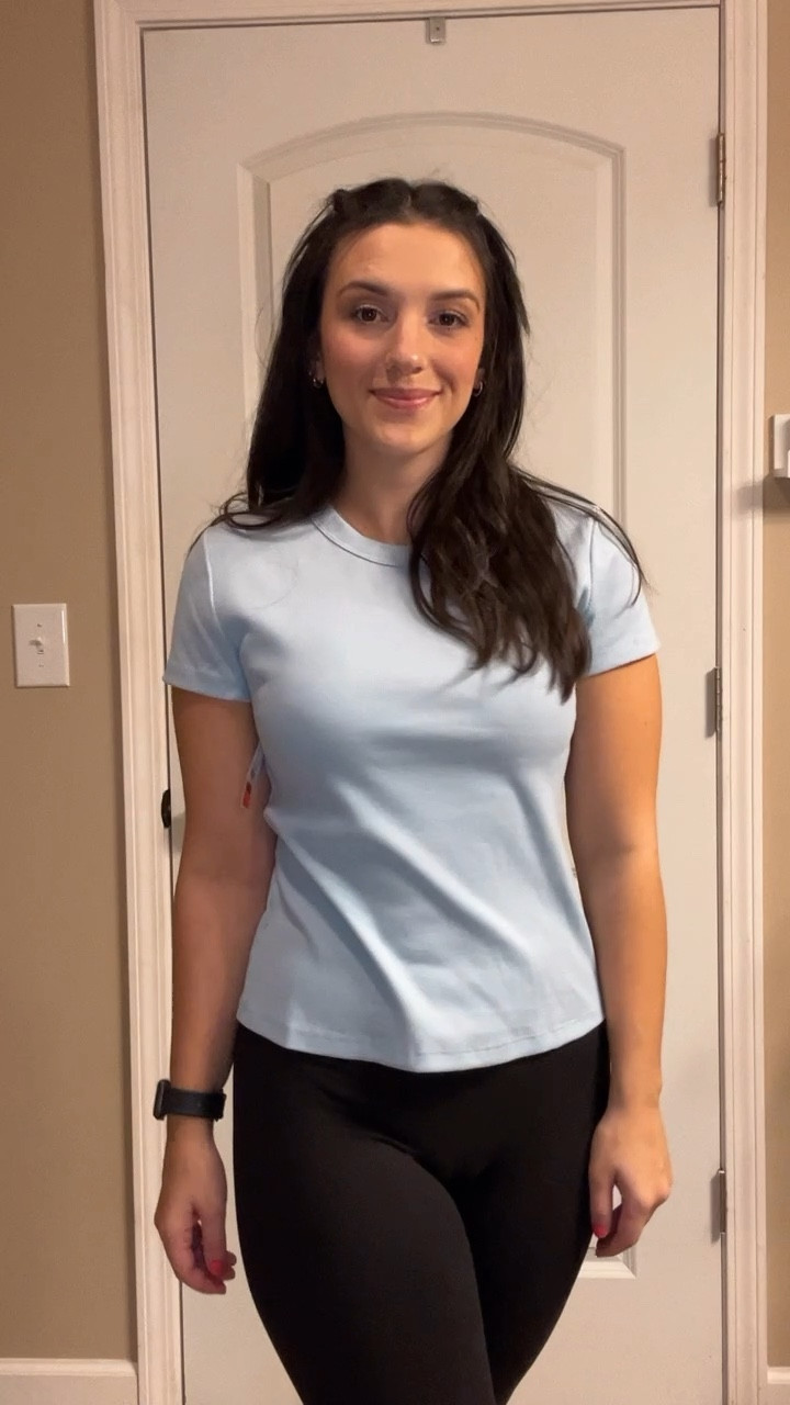 Wearing size medium
Ribbed, Light bluee