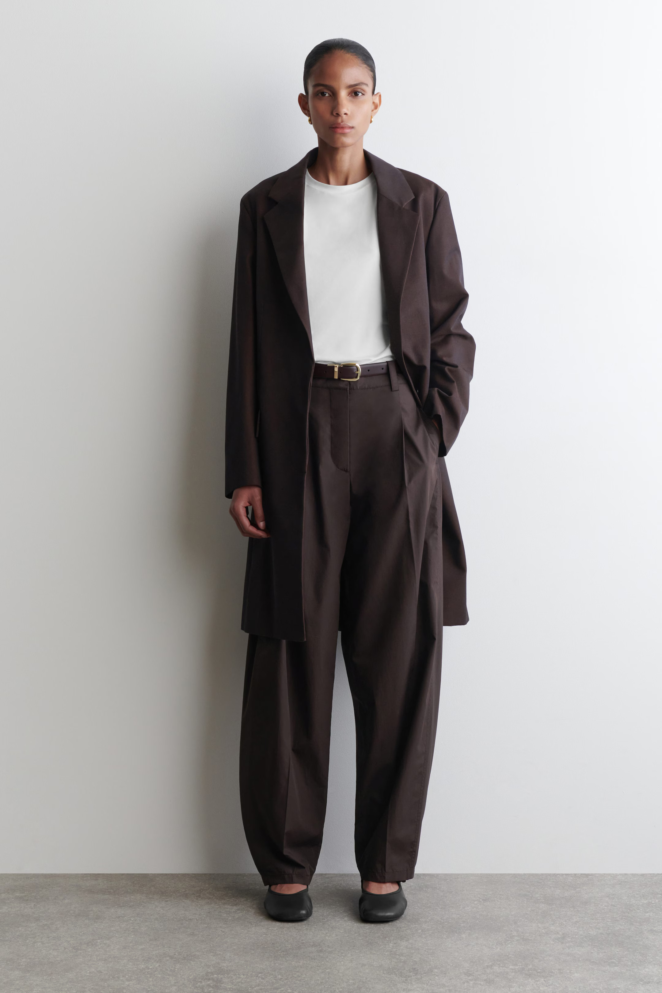 PLEATED COTTON BARREL-LEG TROUSERS - DARK BROWN | COS GB | COS UK