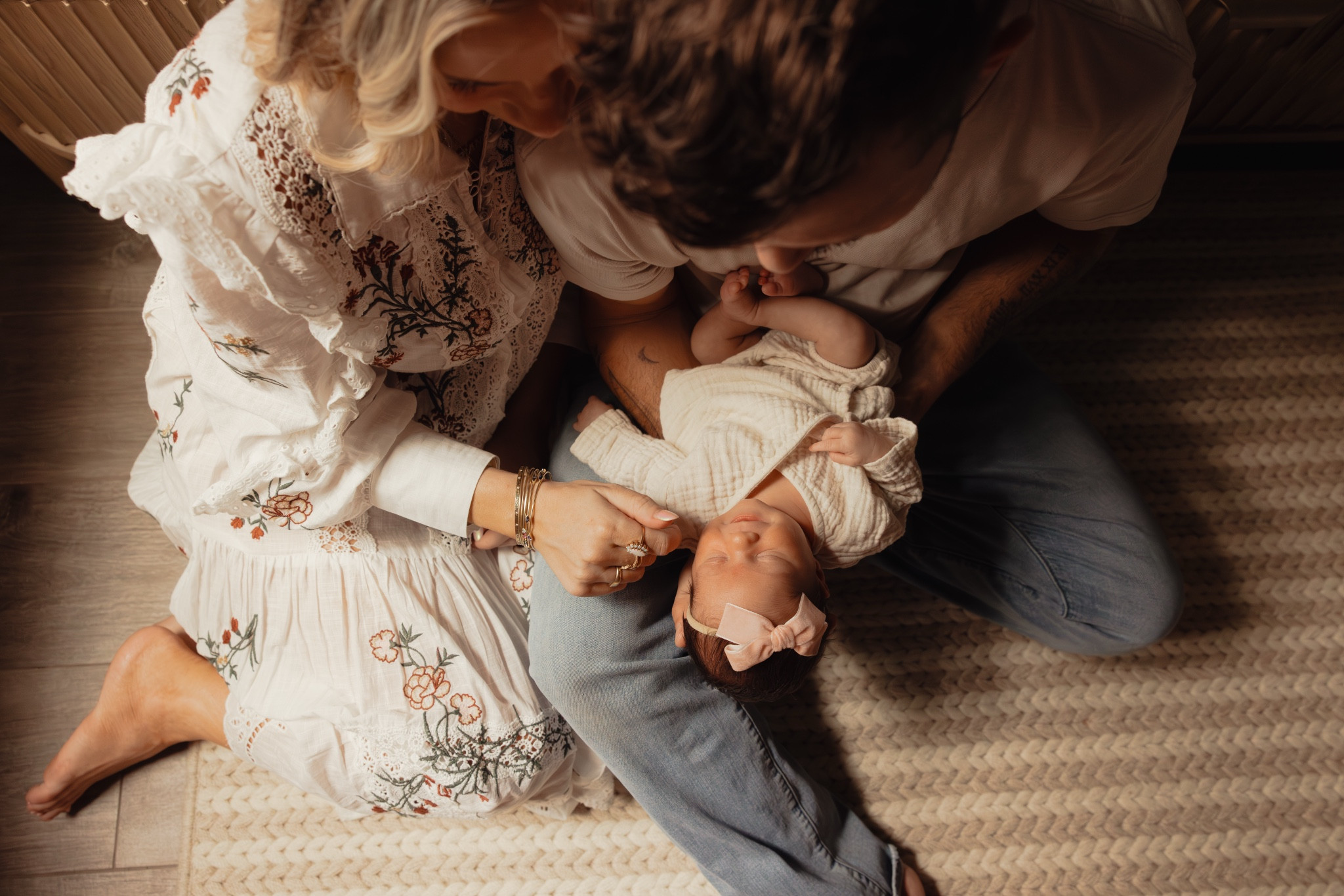 Newborn photo outfits - family photo inspiration with a newborn 