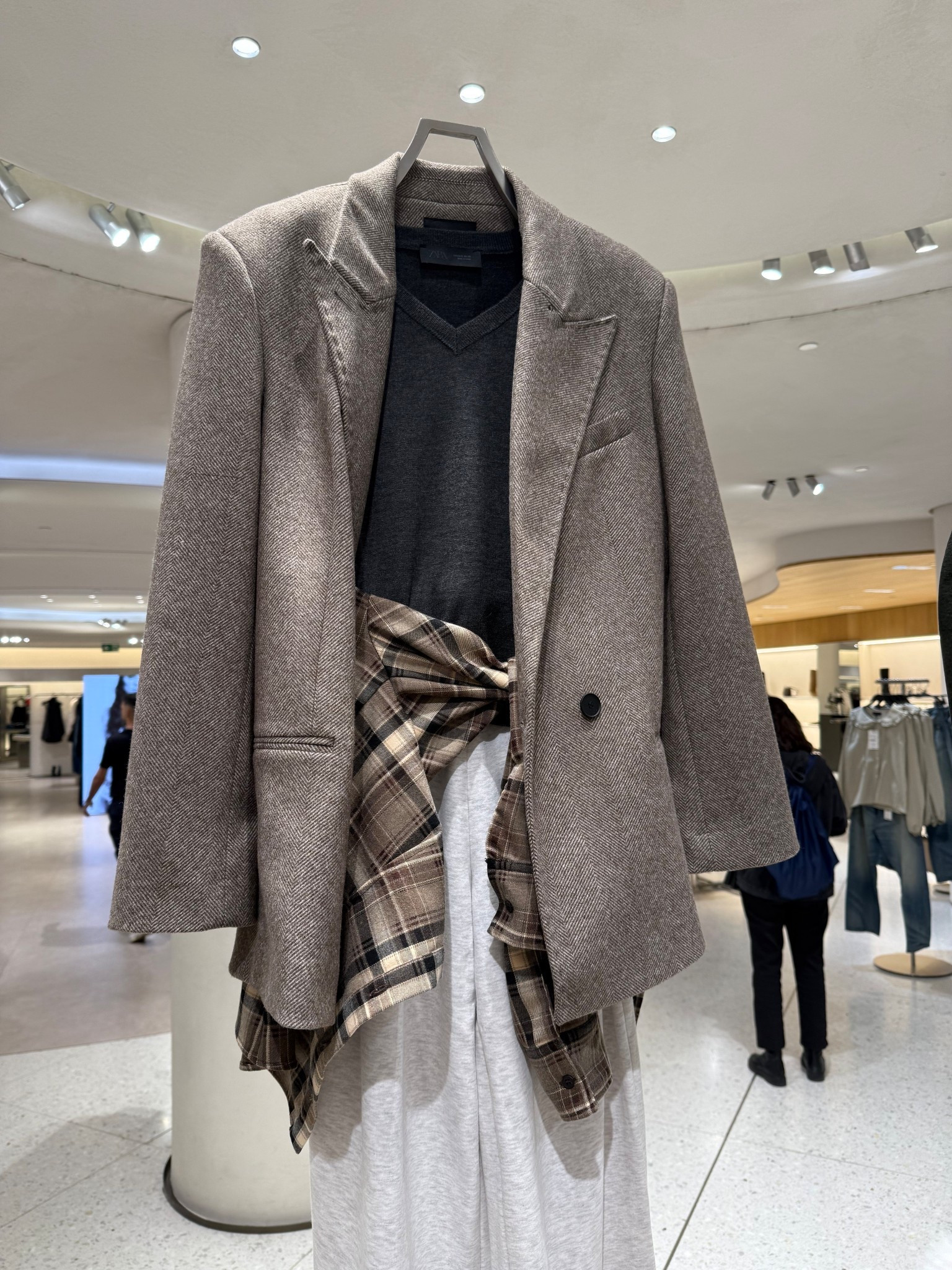 Herringbone blazer & checked shirt🙋🏽‍♀️
Tags: Zara oversized taupe shoulder pads smart casual brown khaki top autumn winter trending viral style outfit ideas cool girl capsule wardrobe city break 

#LTKstyletip #LTKautumn