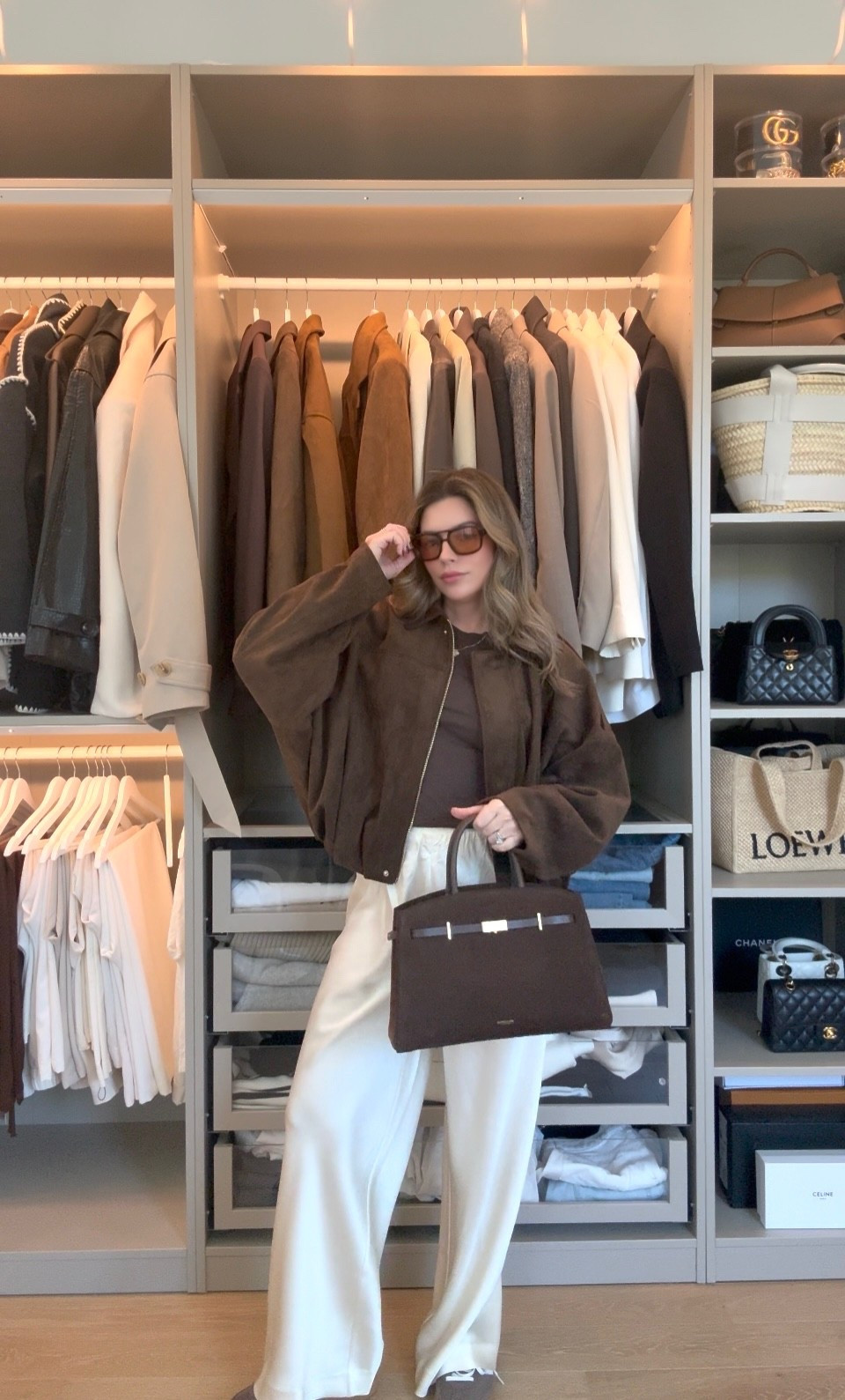 Fall neutrals I’ll be living in 🍂🤎
• Suede bomber jacket – oversized fit, so soft and easy to layer
• Ribbed tank – the perfect brown base
• Wide-leg cream trousers – effortless and comfortable
• Brown sneakers – casual but still elevated
• Structured tote – ties everything together🤎🤎