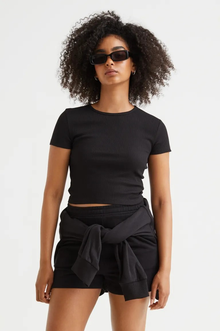 Conscious choice  Short, fitted top in soft ribbed jersey. Round neckline and short sleeves.FitFi... | H&M (US + CA)