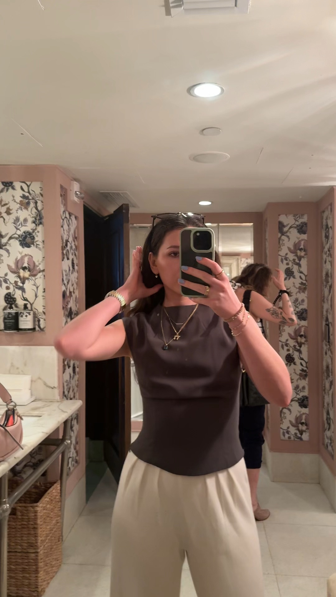 Trousers that feel like sweatpants >> business on top, comfy on bottom #businessattire #businesscasul #lunchoutfit #businesslunch #businessbrunch #businesslook #trousers #sezane #knittrousers #oddmuse #chainecklace #chaipendant #judaica #jewishnecklace #jewishchai 