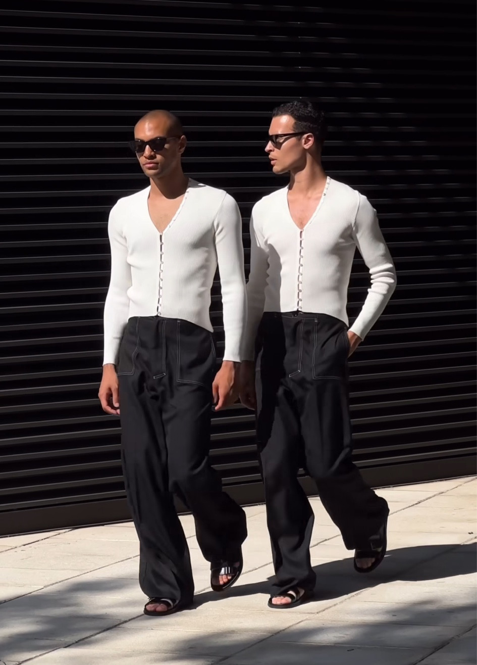 Cardigan blanc, cardigan à boutons en coton blanc, jean ample à coutures contrastantes, jean bleu foncé coutures contrastantes, sandales en cuir noir

#LTKmens #LTKshoecrush