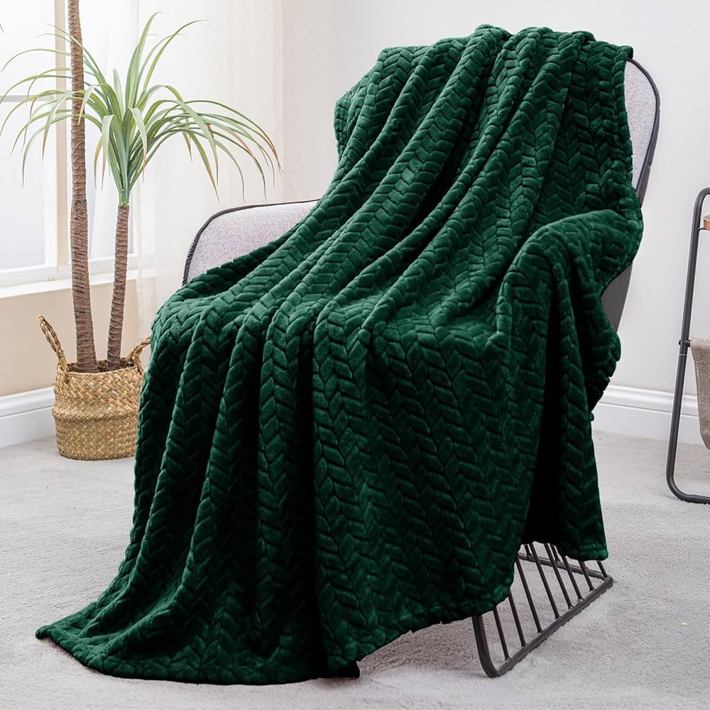 Exclusivo Mezcla Forest Green Fleece Throw Blanket for Couch and Bed, 50x70 Inches Soft Cozy 3D D... | Amazon (US)