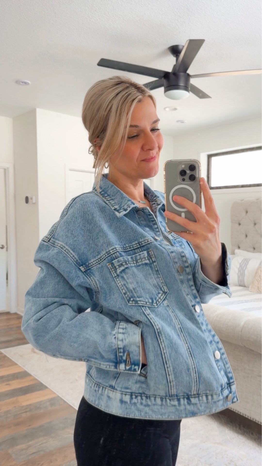 okay I didn’t expect to love this one this much 🤍
I’ve been reaching for this jacket way more than I expected. It’s just easy and I love the slightly oversized fit… it makes everything feel a little more relaxed but still put together. The back detail is a nice touch too.
