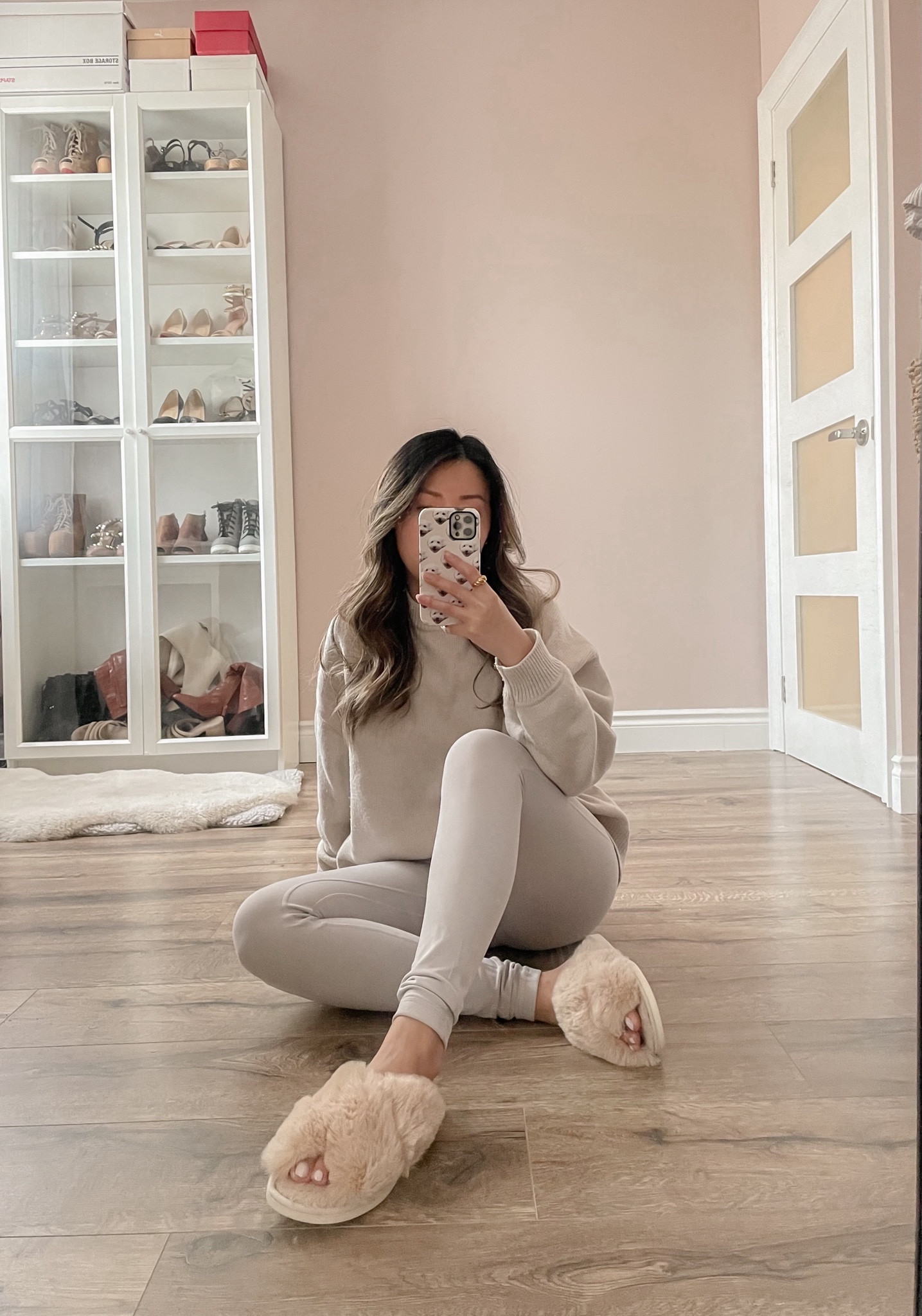 Cozying it up this weekend & getting all my chores done before the new year.

Comfy loungewear , lululemon leggings, aritzia sweater, neutral outfit 