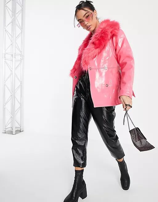 Topshop - Cappotto in ecopelle PU rosa con cintura e finiture in pelliccia sintetica | ASOS (Global)